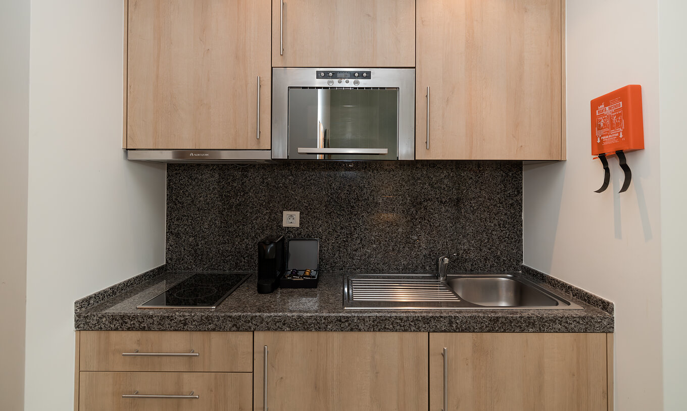 Studio Vue Mer au Pestana Alvor Beach Villas dispose d'une kitchenette avec cuisinière, évier et machine à café