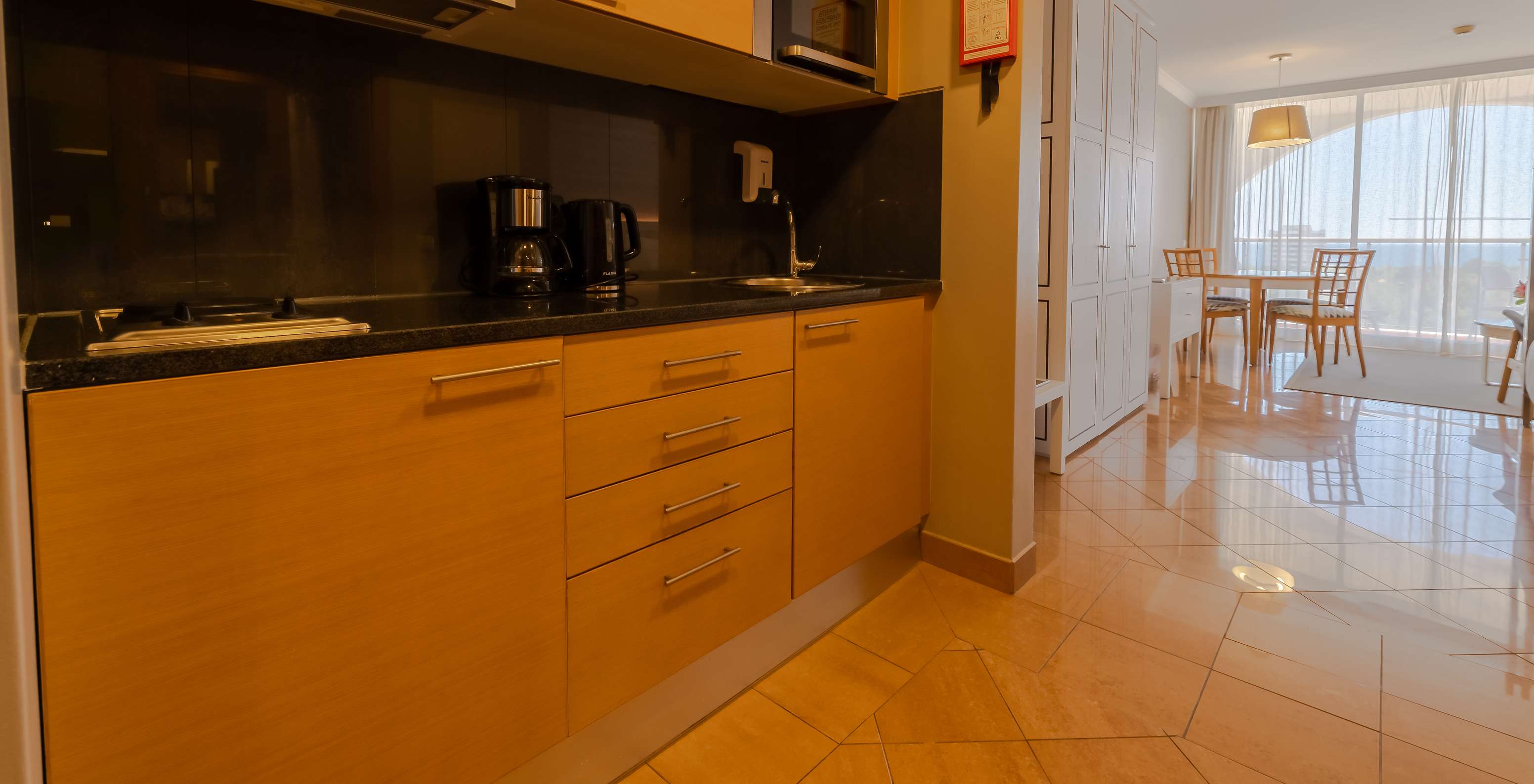 Le T0 - Premium Studio du Pestana Alvor Park a une cuisine avec bouilloire, micro-ondes et cuisinière