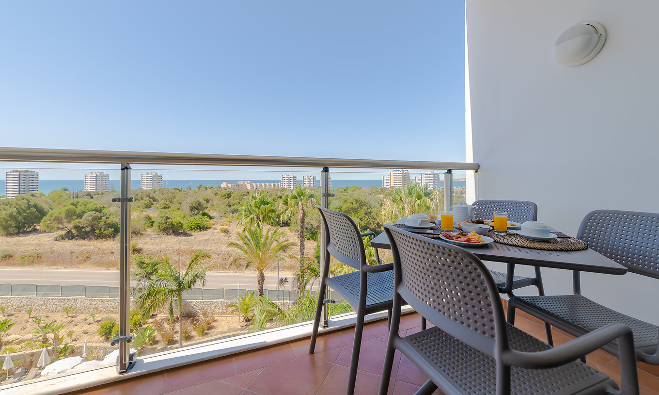 Le T1 - 1 Chambre Supérieure du Pestana Alvor Park a un balcon avec une table et chaises avec vue sur la mer