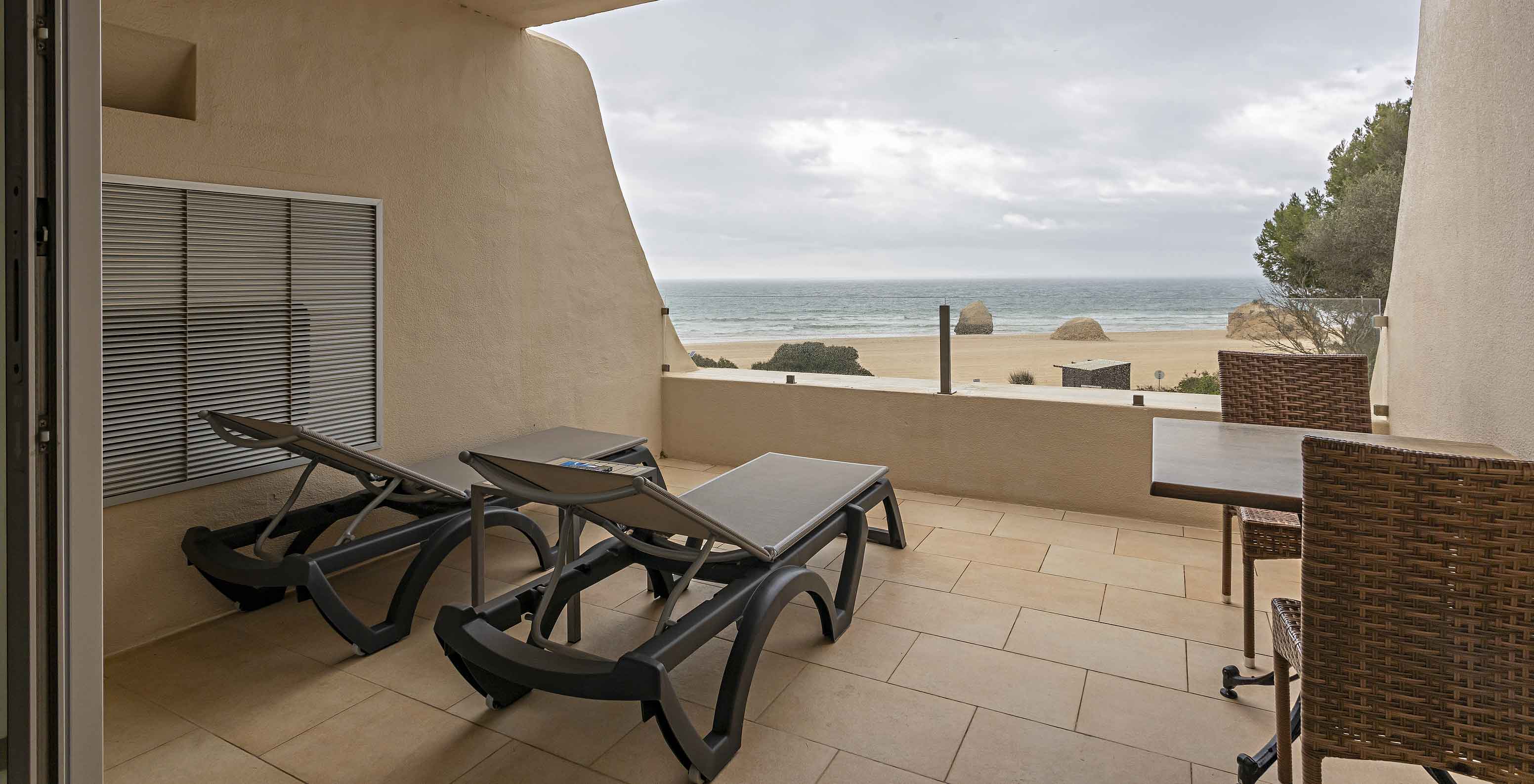 Le Cliff Studio du Pestana Alvor Praia dispose d'un balcon avec deux chaises longues et une vue sur la plage