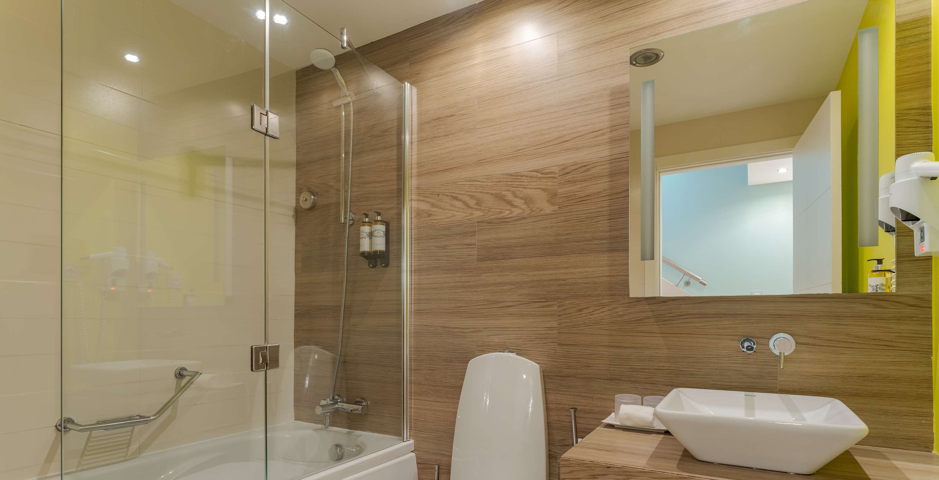 Le Studio avec piscine de plongée privée du Pestana Alvor Praia a une salle de bain avec WC, baignoire et lavabo