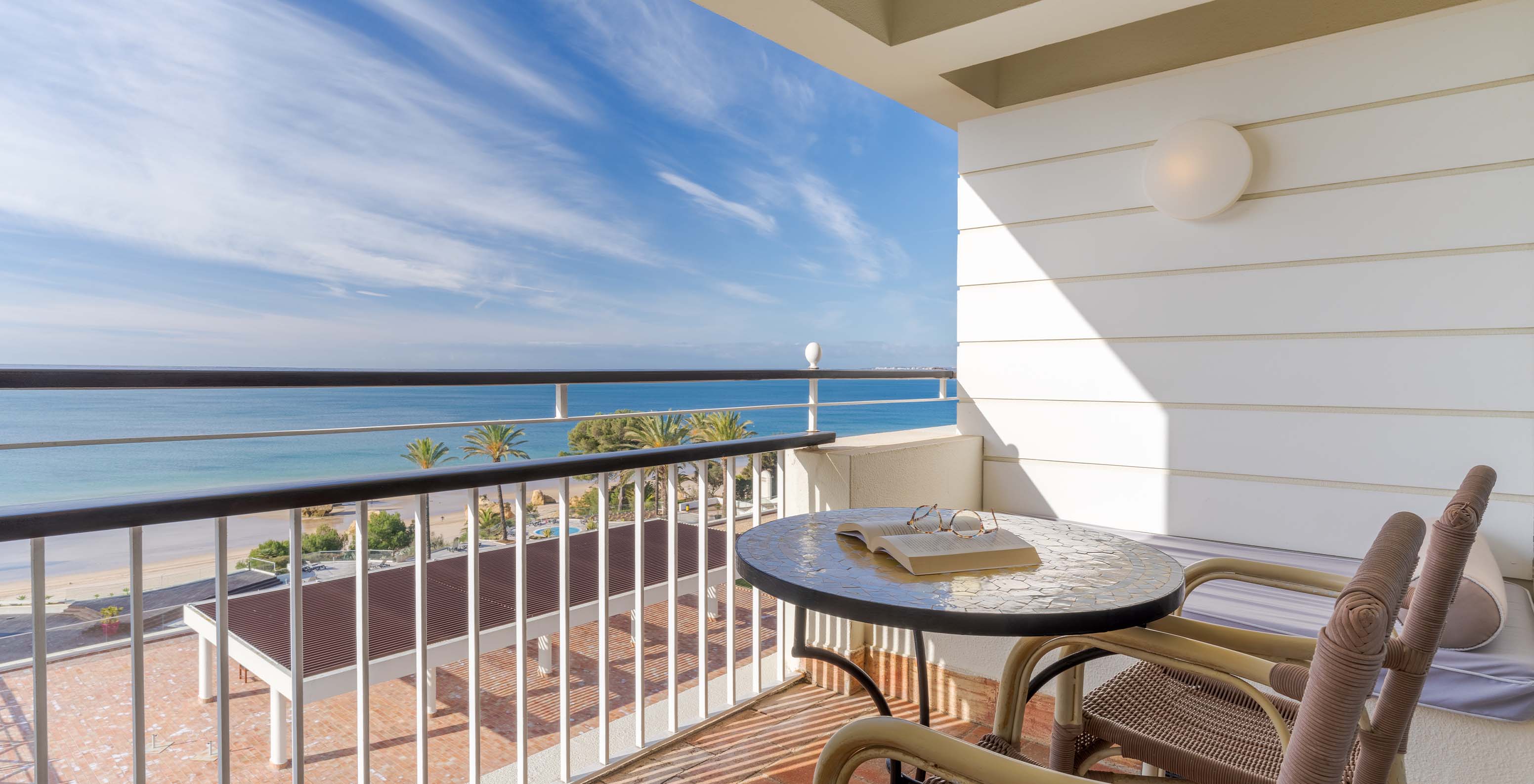 Le Supérieur Vue Mer du Pestana Alvor Praia a balcon avec table, chaises et canapé avec vue sur la mer et la plage