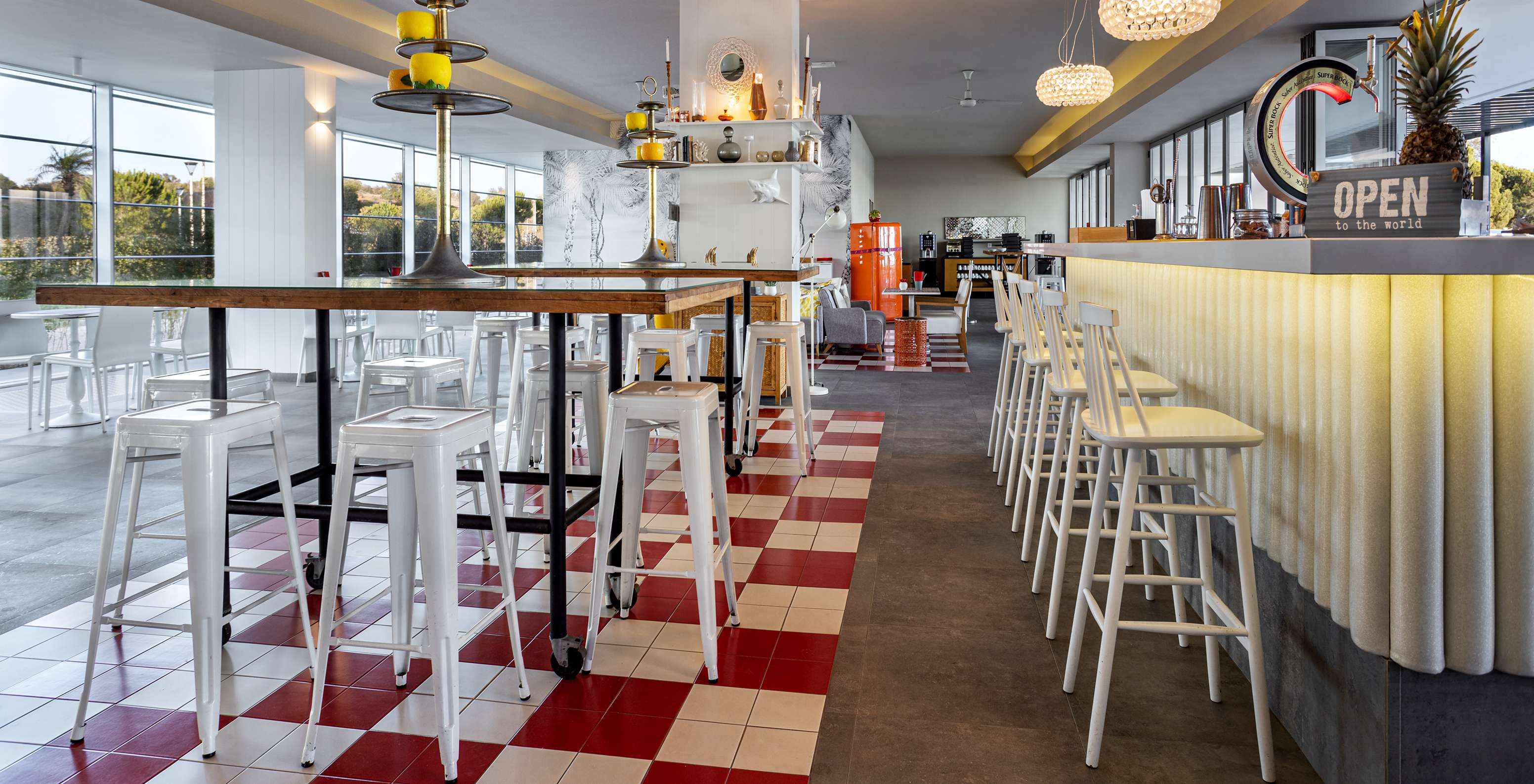 Espace intérieur du Bar Sunset pour se détendre avec des jus naturels et des snacks délicieux
