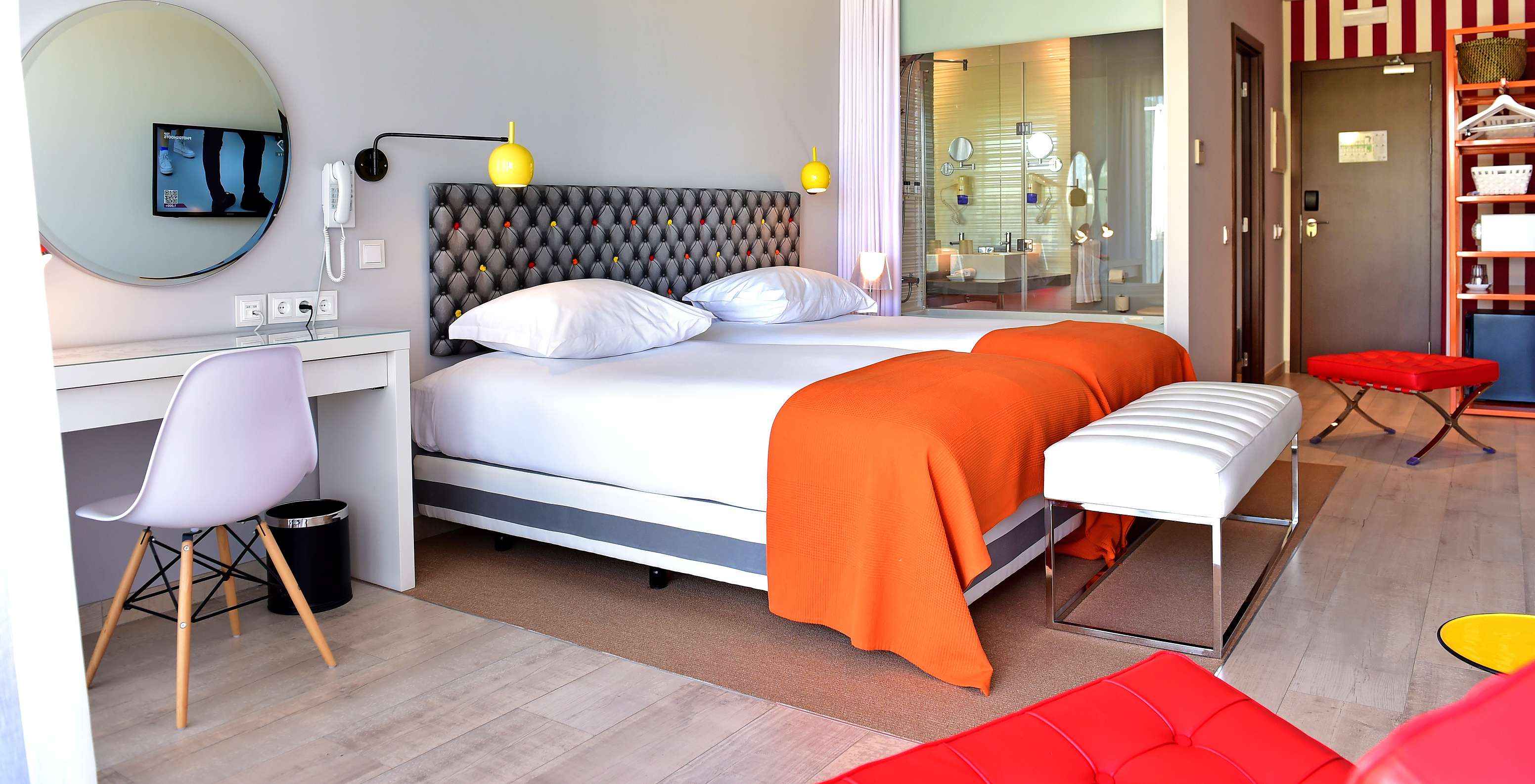 Le Deluxe Vue Piscine du Pestana Alvor South Beach a deux lits individuels ensemble et un pouf au pied du lit