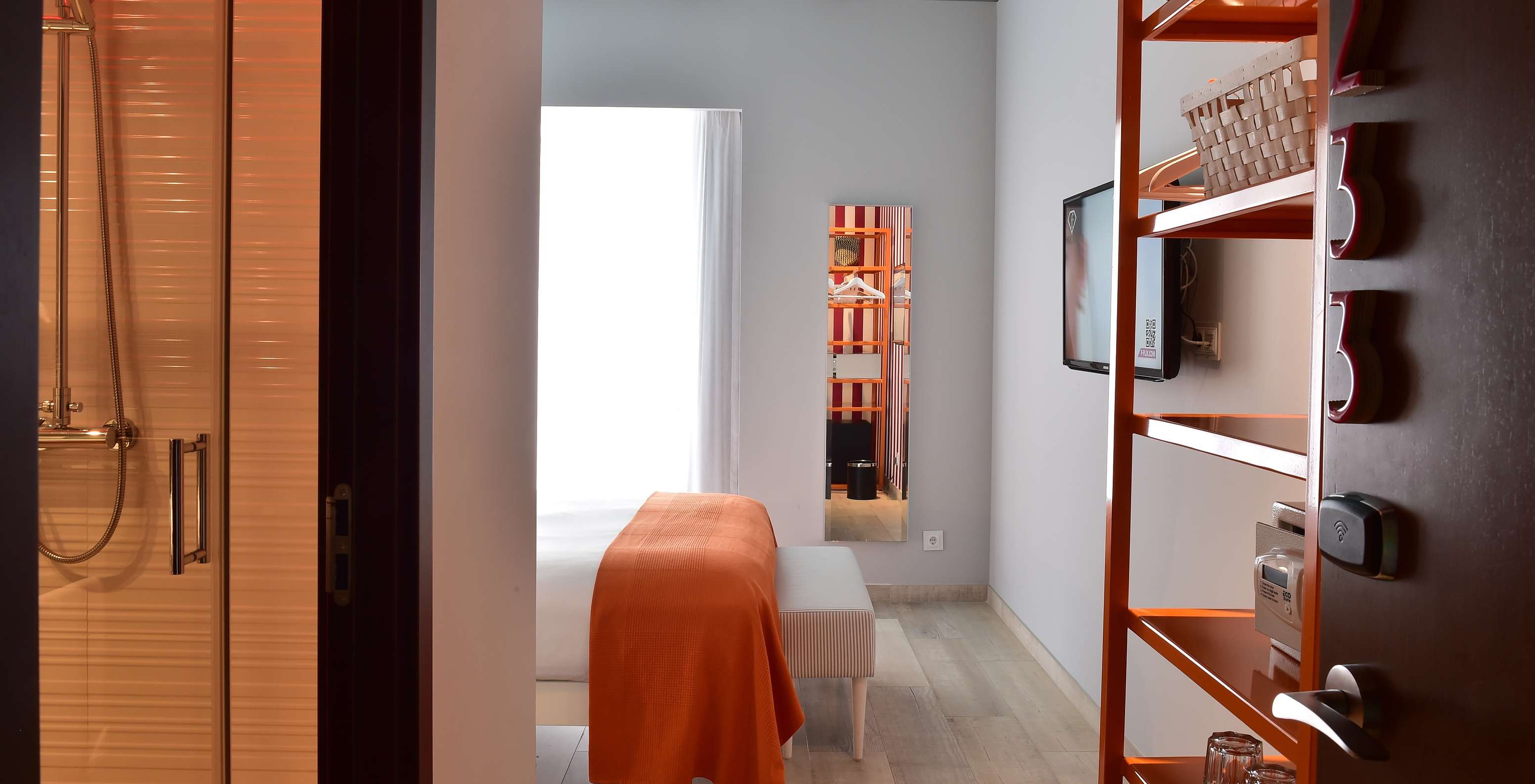 Le Deluxe - Exclusif Website du Pestana Alvor South Beach a un petit placard ouvert avec cintres et étagères