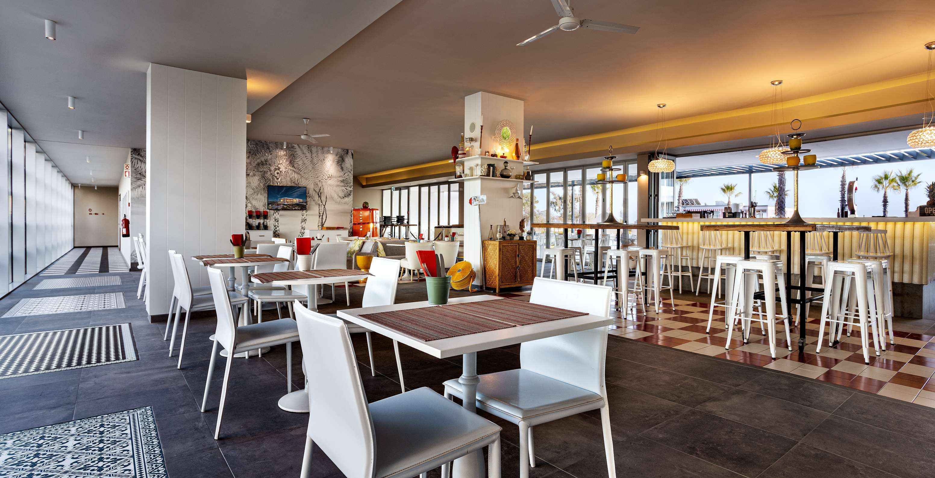 Le bar Sunset, à l'Hôtel Premium en Algarve, propose des jus naturels, des cocktails créatifs et des en-cas délicieux