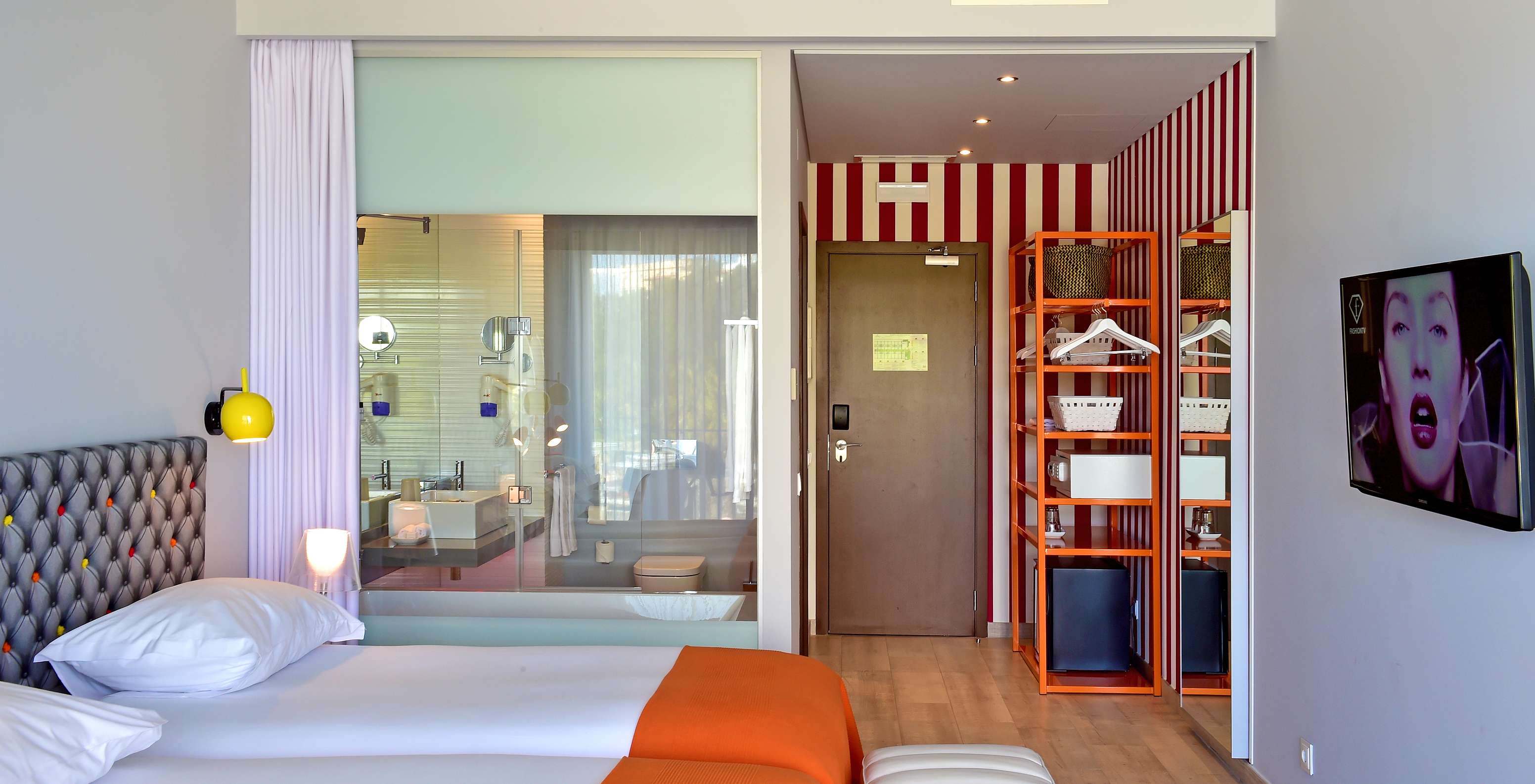 Le Deluxe Vue Piscine du Pestana Alvor South Beach a une salle de bain avec baignoire et fenêtre pour la chambre