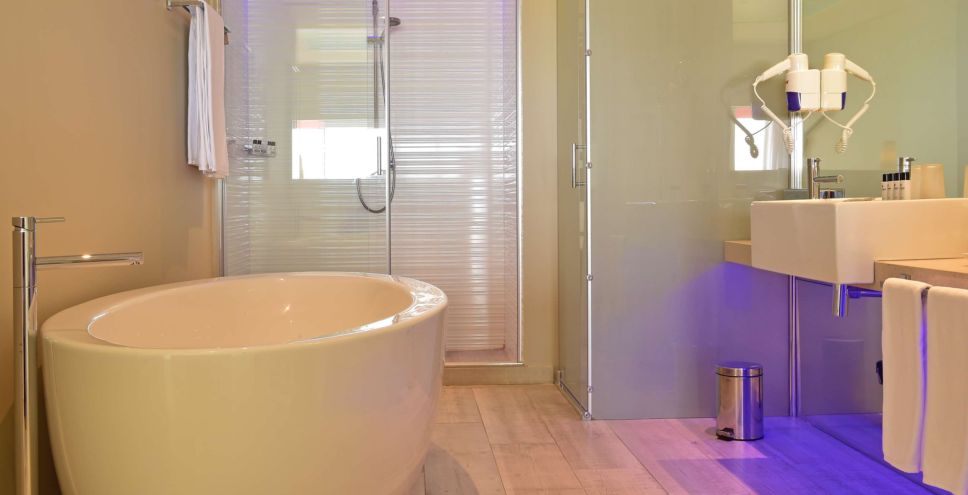 La Suite Duplex Vue Mer du Pestana Alvor South Beach a une salle de bain avec baignoire pour bains de détente