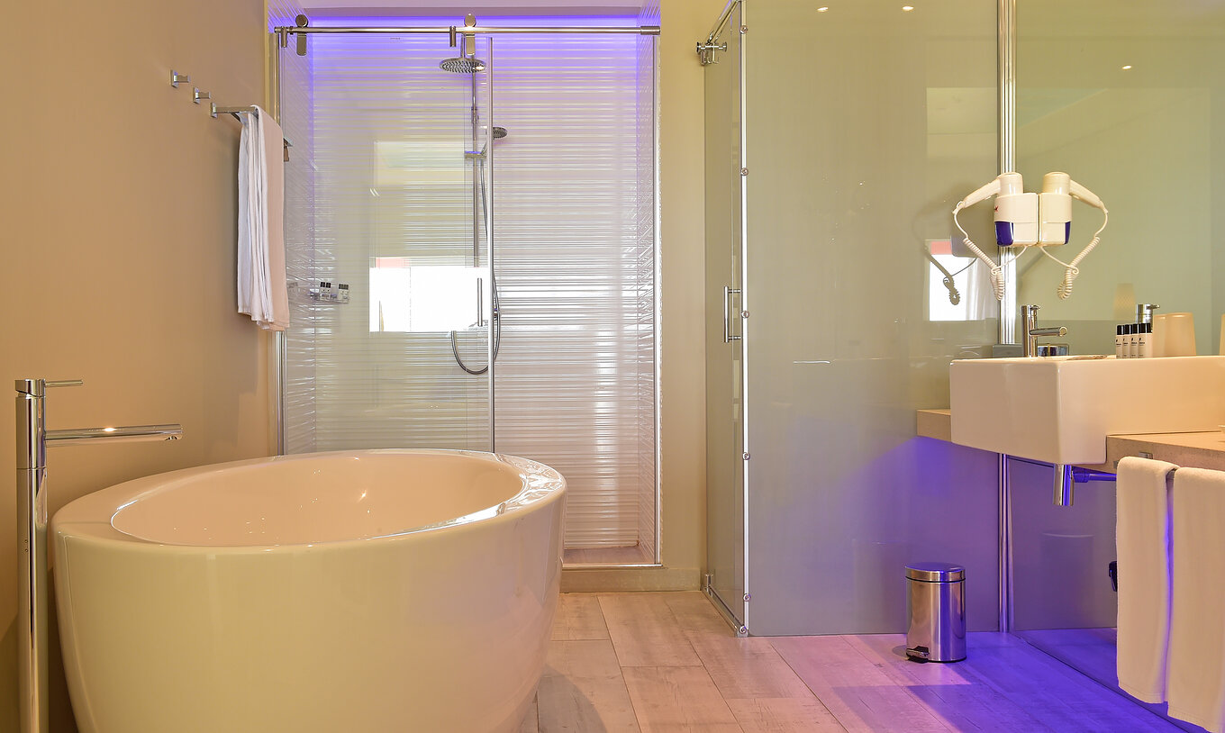 La Suite Duplex Vue Mer du Pestana Alvor South Beach a une salle de bain avec baignoire pour bains de détente