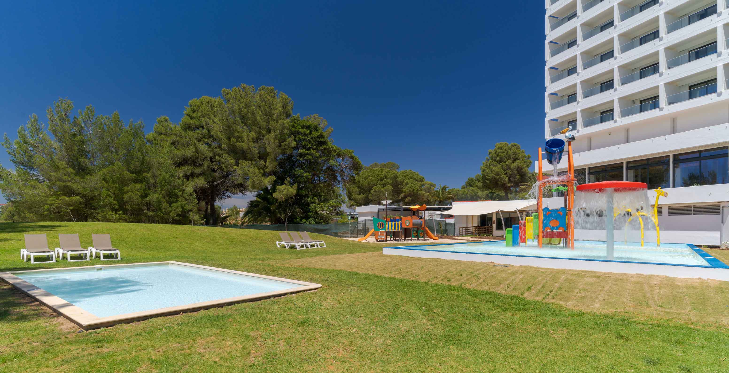 Le Pestana Blue Alvor Beach, hôtel 5 étoiles avec piscine près de la plage, dispose de deux piscines pour enfants avec de nombreuses attractions.