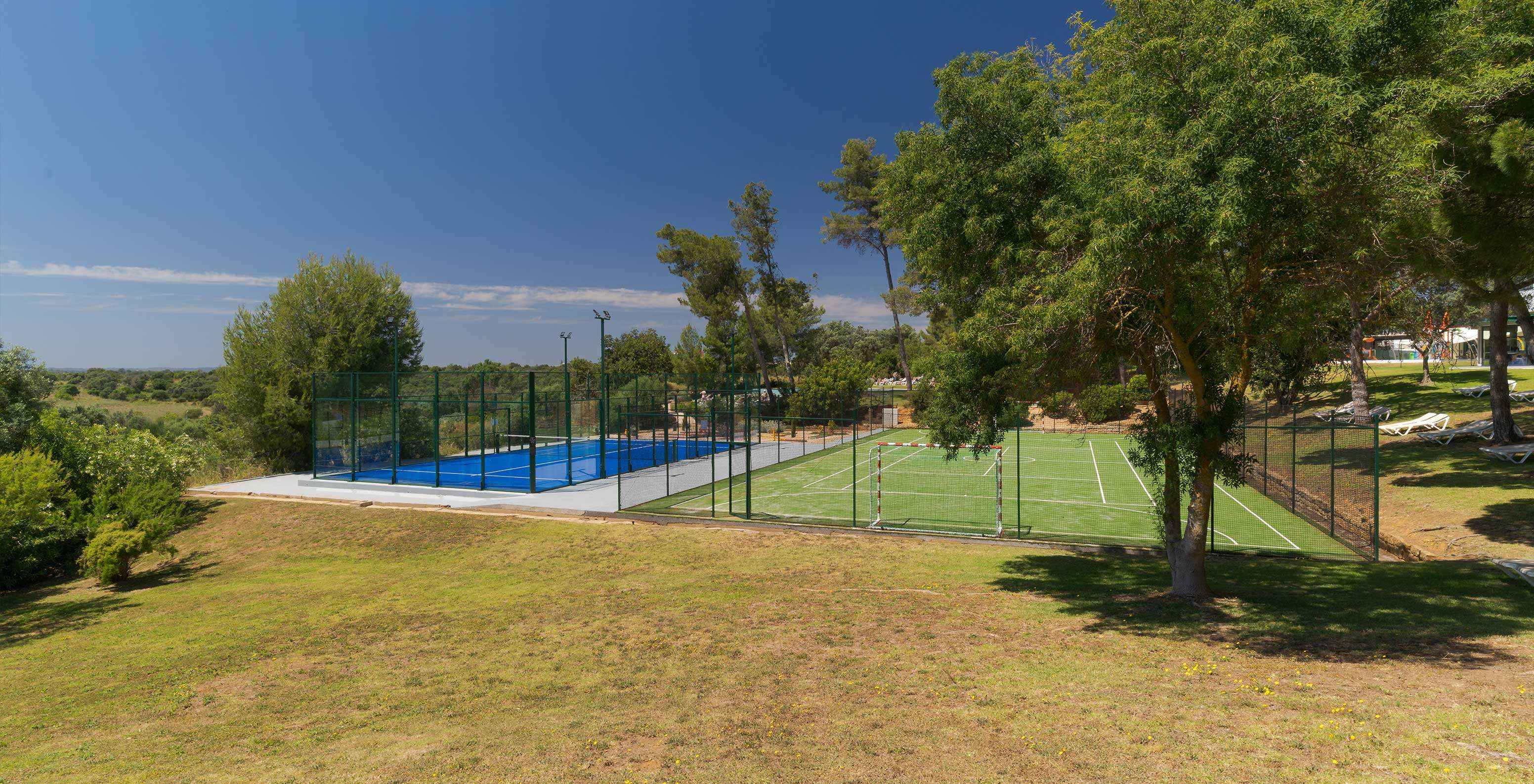 Hôtel 5 étoiles près de la plage avec piscine et terrains de sport pour les activités