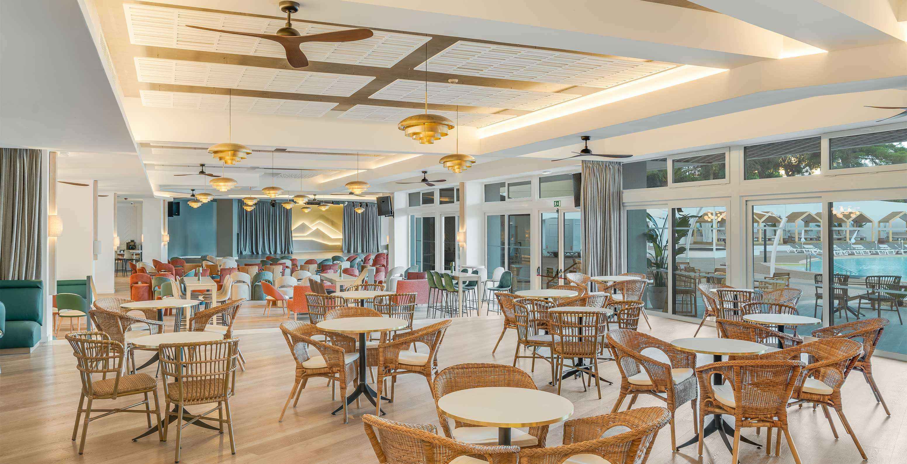 Le bar Coral, à l'Hôtel Tout Inclus en Algarve, est lumineux avec plusieurs tables pour déguster des boissons