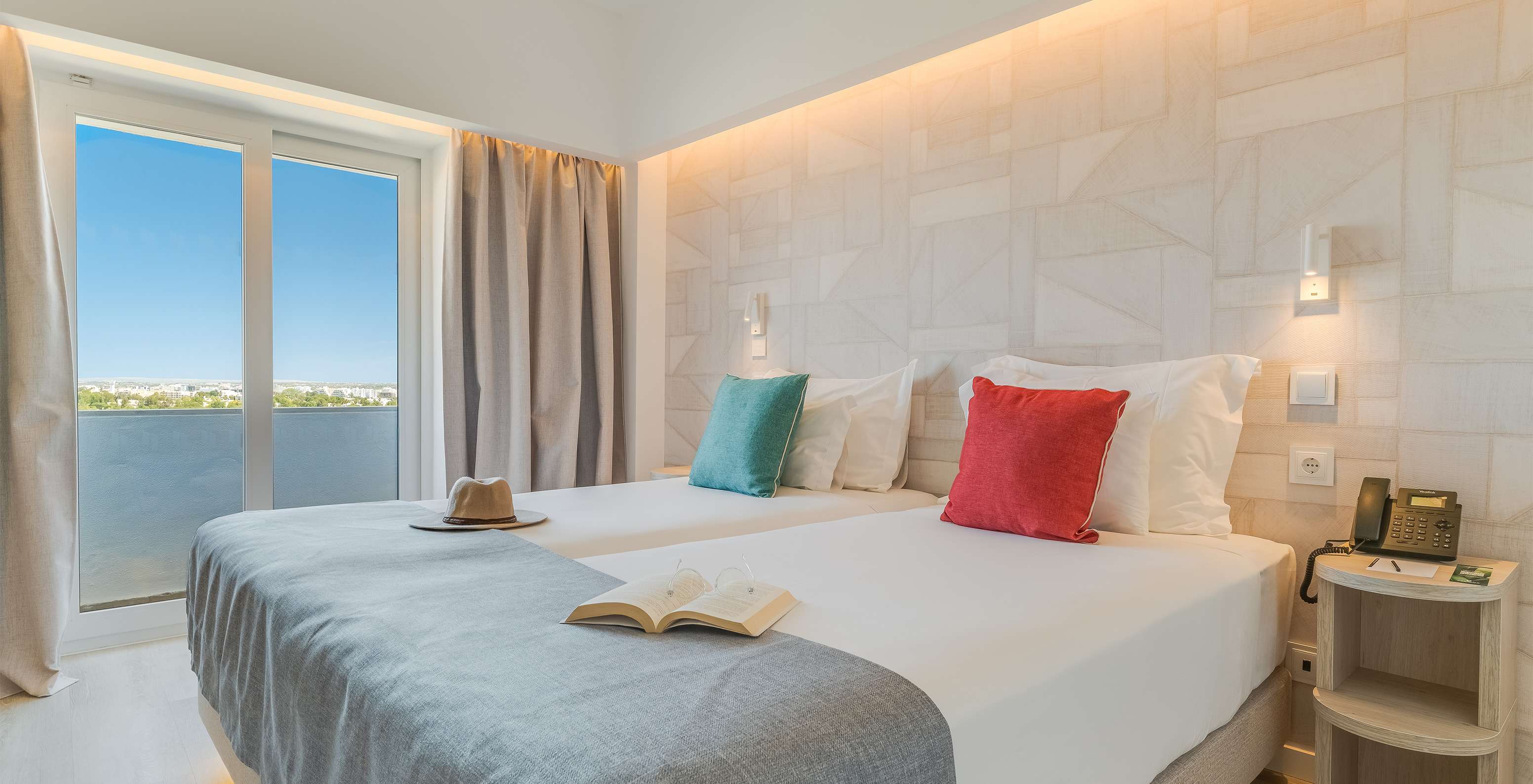 La Chambre Classique Vue Jardin du Pestana Blue Alvor Beach a Deux Lits avec Draps Blancs et Coussins Colorés