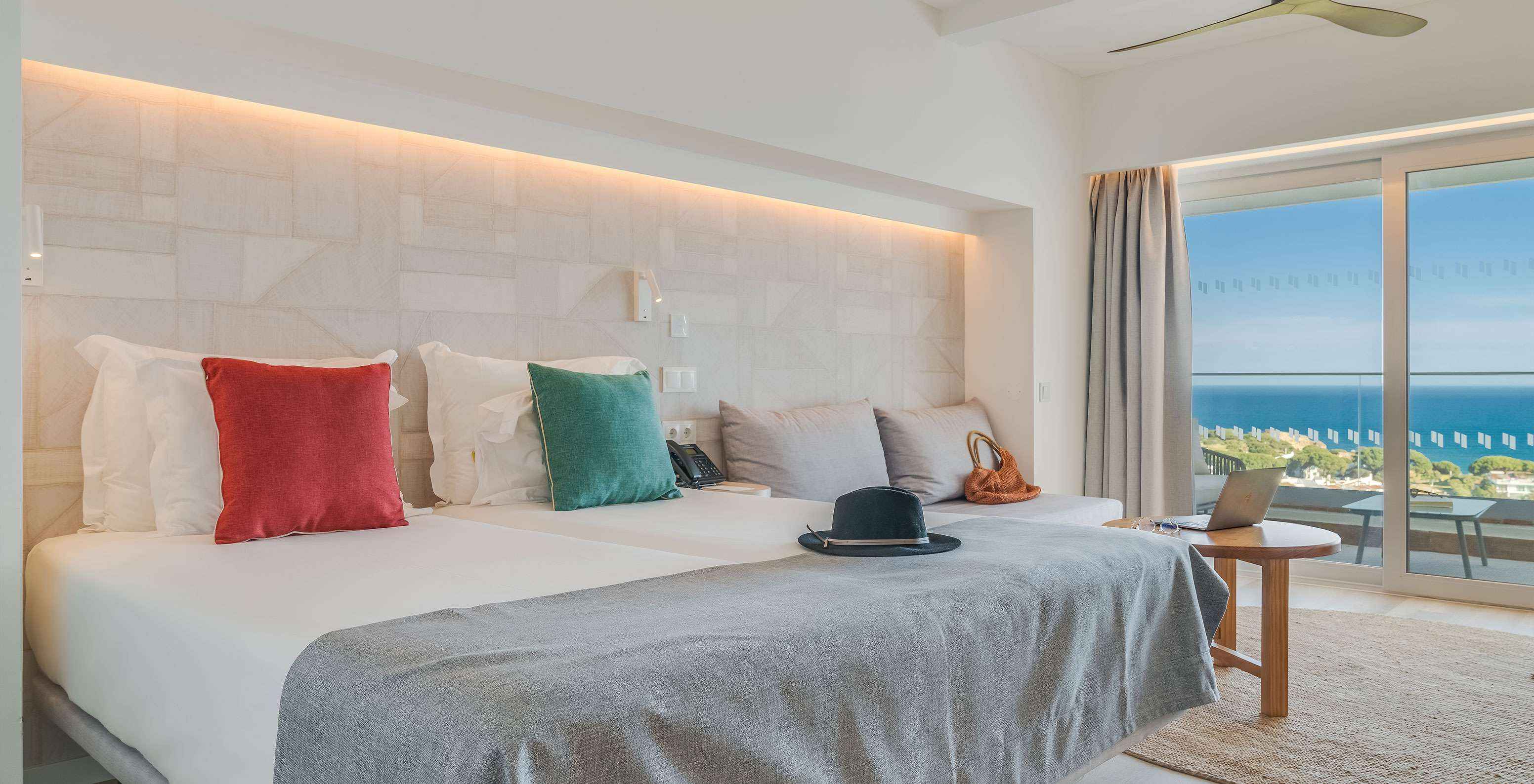 La Chambre Classique Vue Mer du Pestana Blue Alvor Beach a Deux Lits Simples avec Draps Blancs et un Canapé
