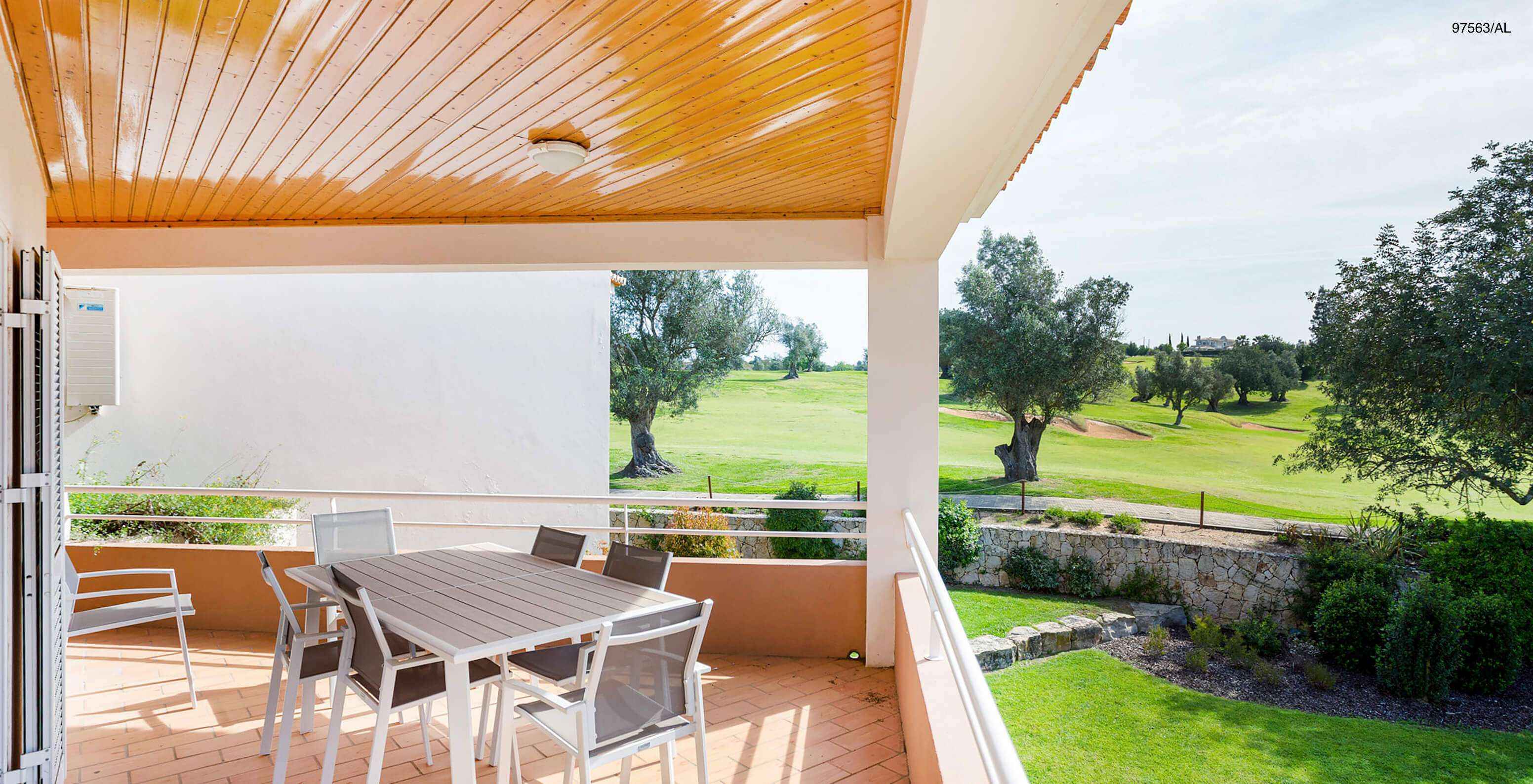 L'appartement Pestana Carvoeiro Golf T3 Superior dispose d'un balcon avec une table et des chaises, avec vue sur le jardin