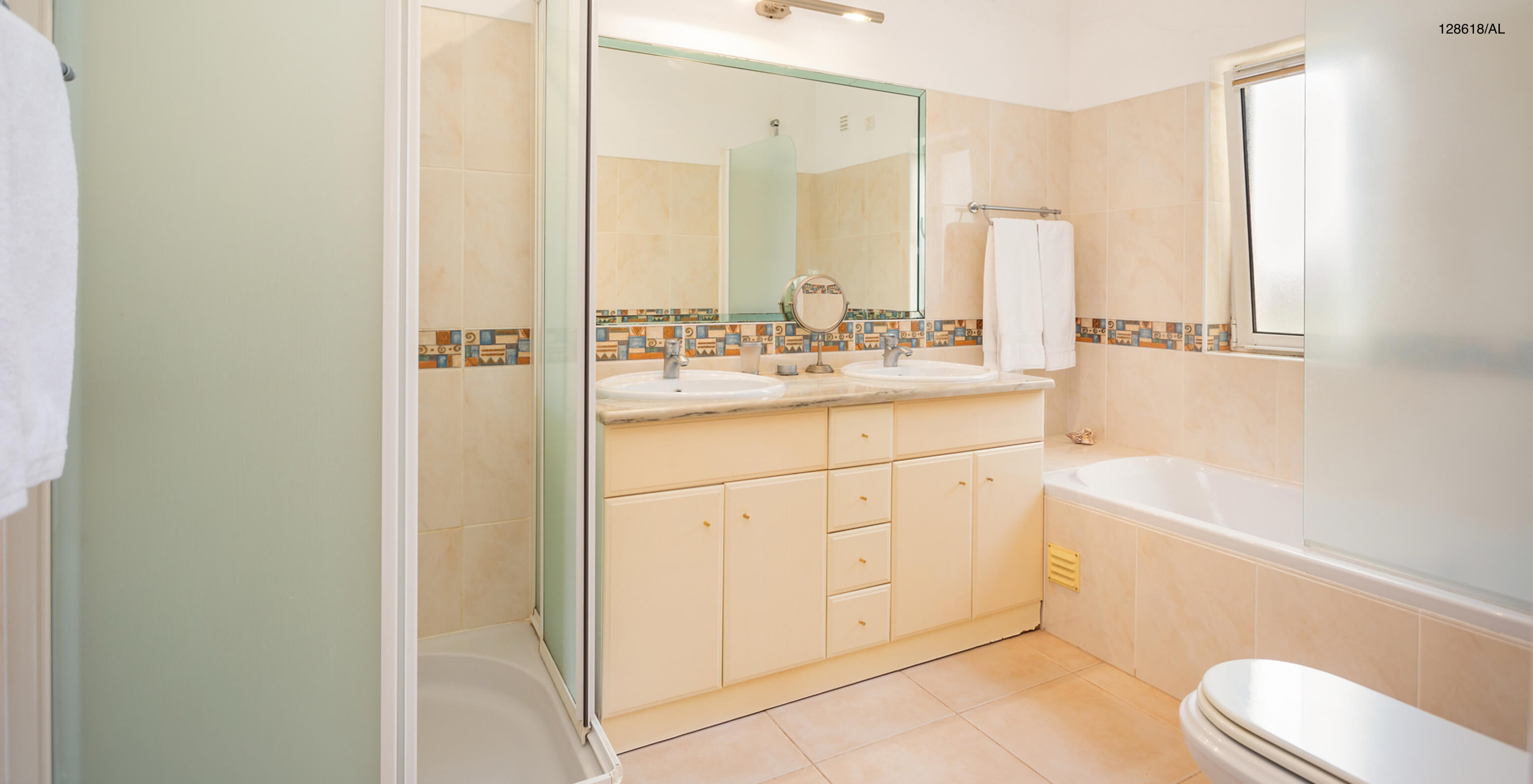 La villa Pestana Carvoeiro Golf V3 Superior dispose d'une salle de bain avec baignoire, douche et lavabo avec miroir