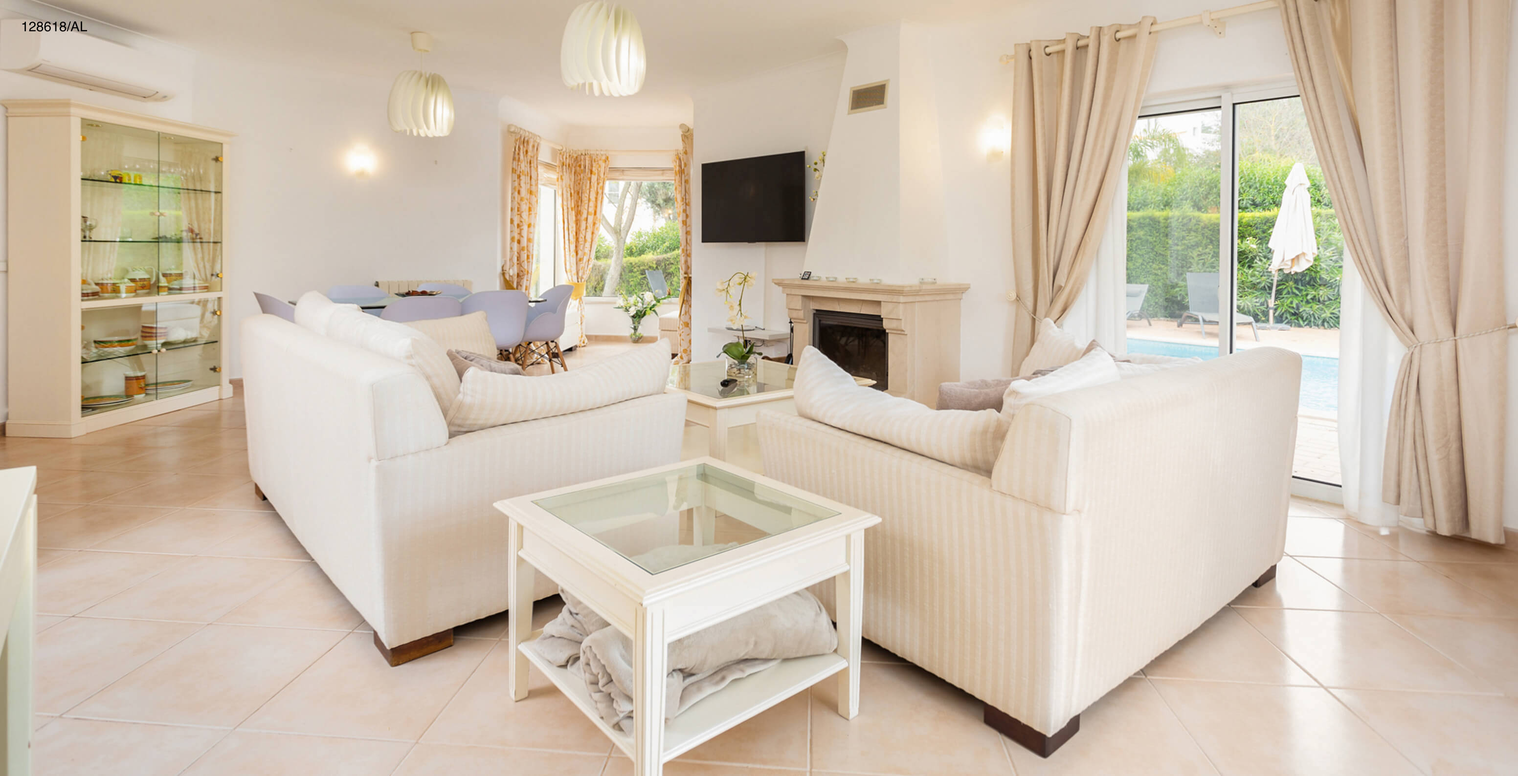 La villa Pestana Carvoeiro Golf V3 Superior dispose d'un salon avec deux canapés, une télévision et une vue extérieure