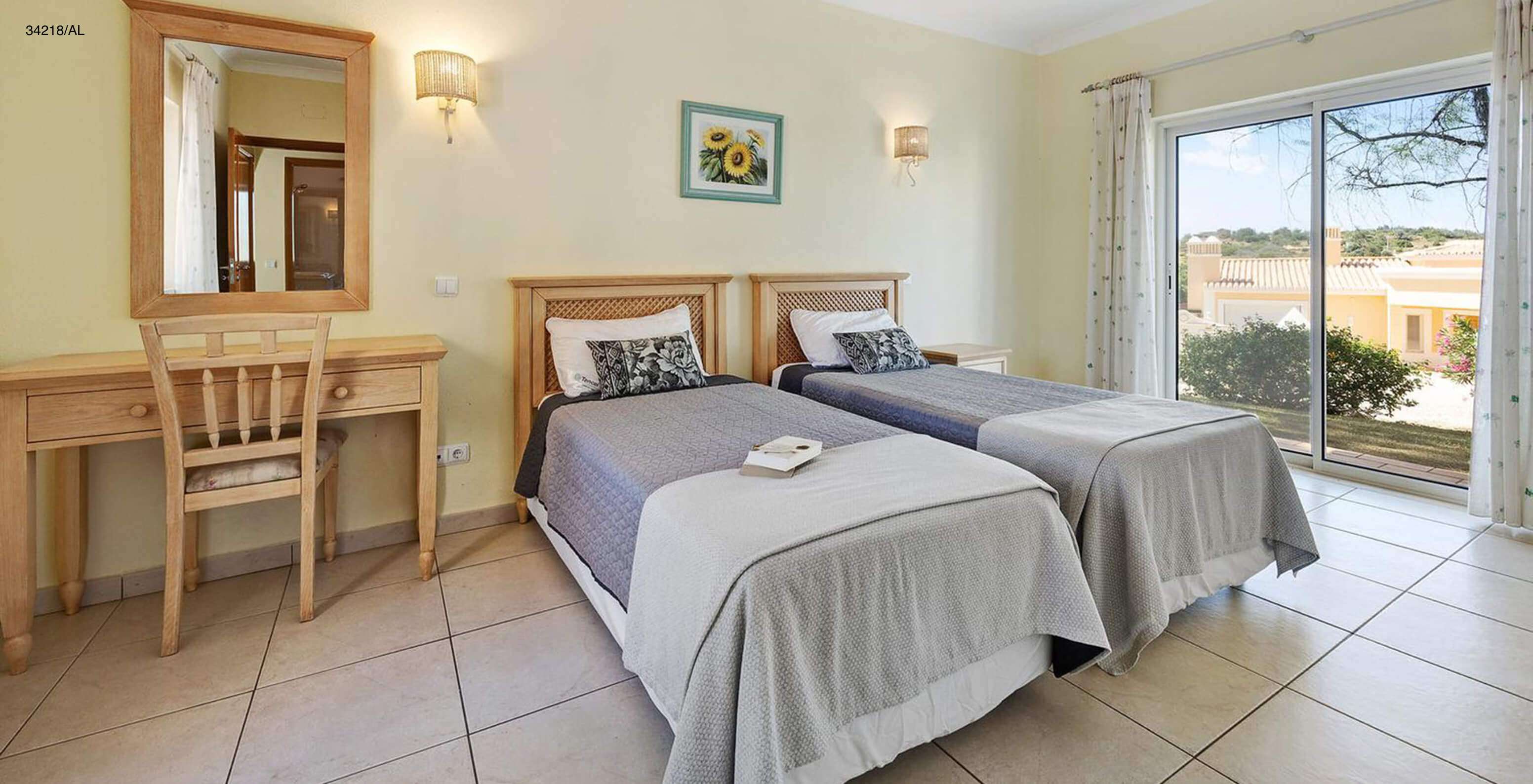 La villa Pestana Carvoeiro Golf V4 Standard dispose d'une chambre avec deux lits simples, un miroir et une table