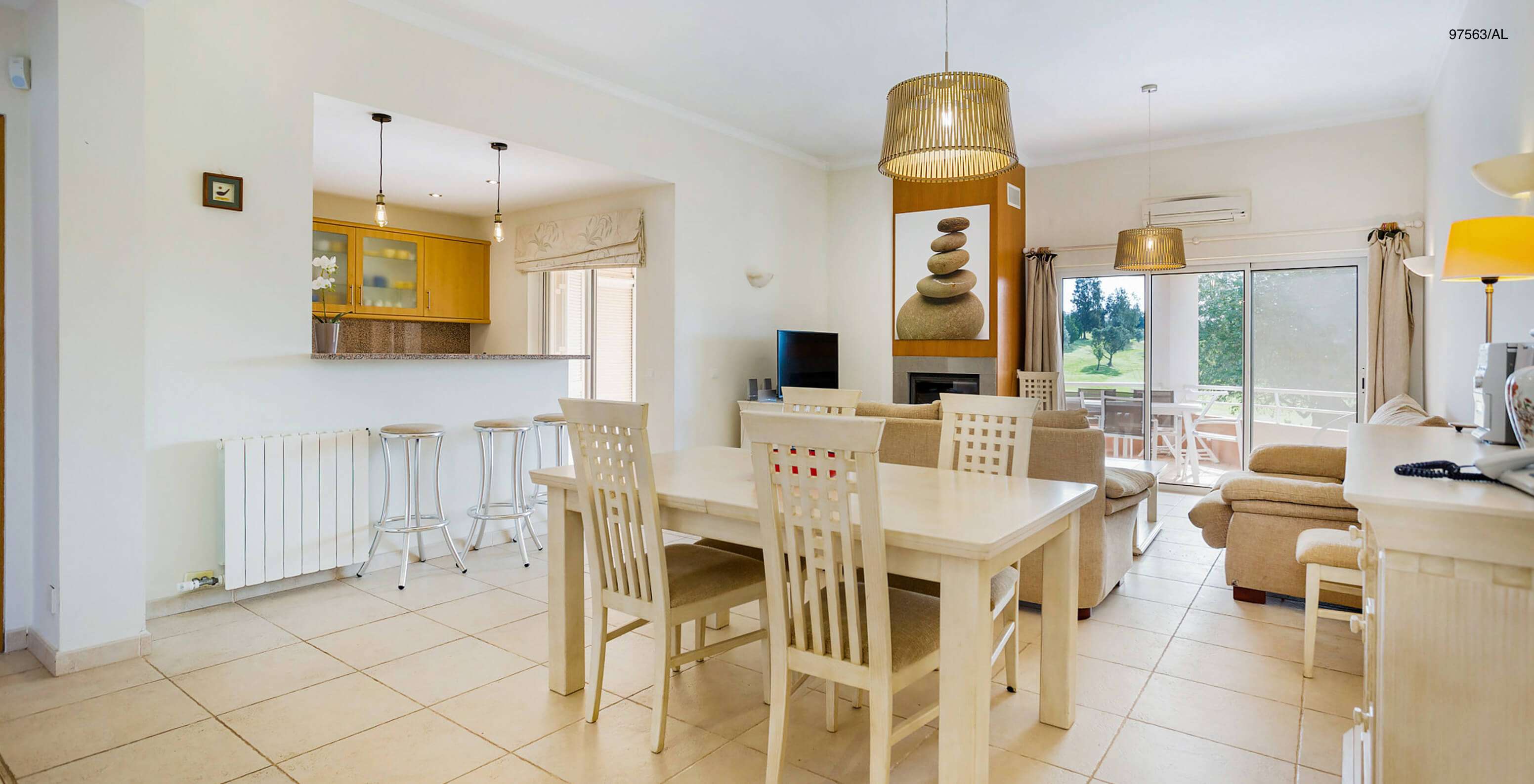 L'appartement Pestana Carvoeiro Golf T3 Superior dispose d'une salle à manger avec vue sur la cuisine, une table et chaises