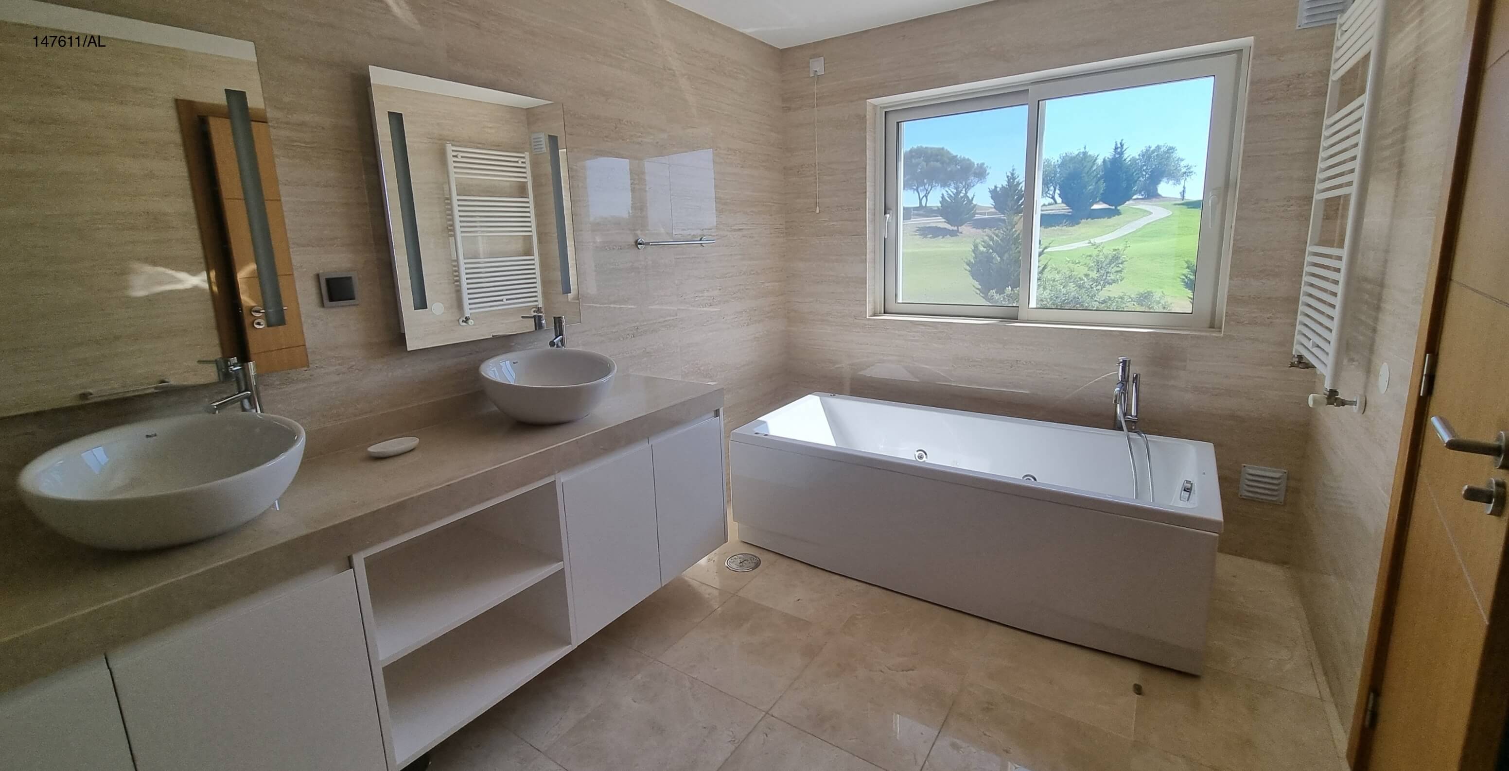 La villa Pestana Carvoeiro Golf V5 Superior dispose d'une salle de bain avec deux lavabos, une baignoire et un miroir