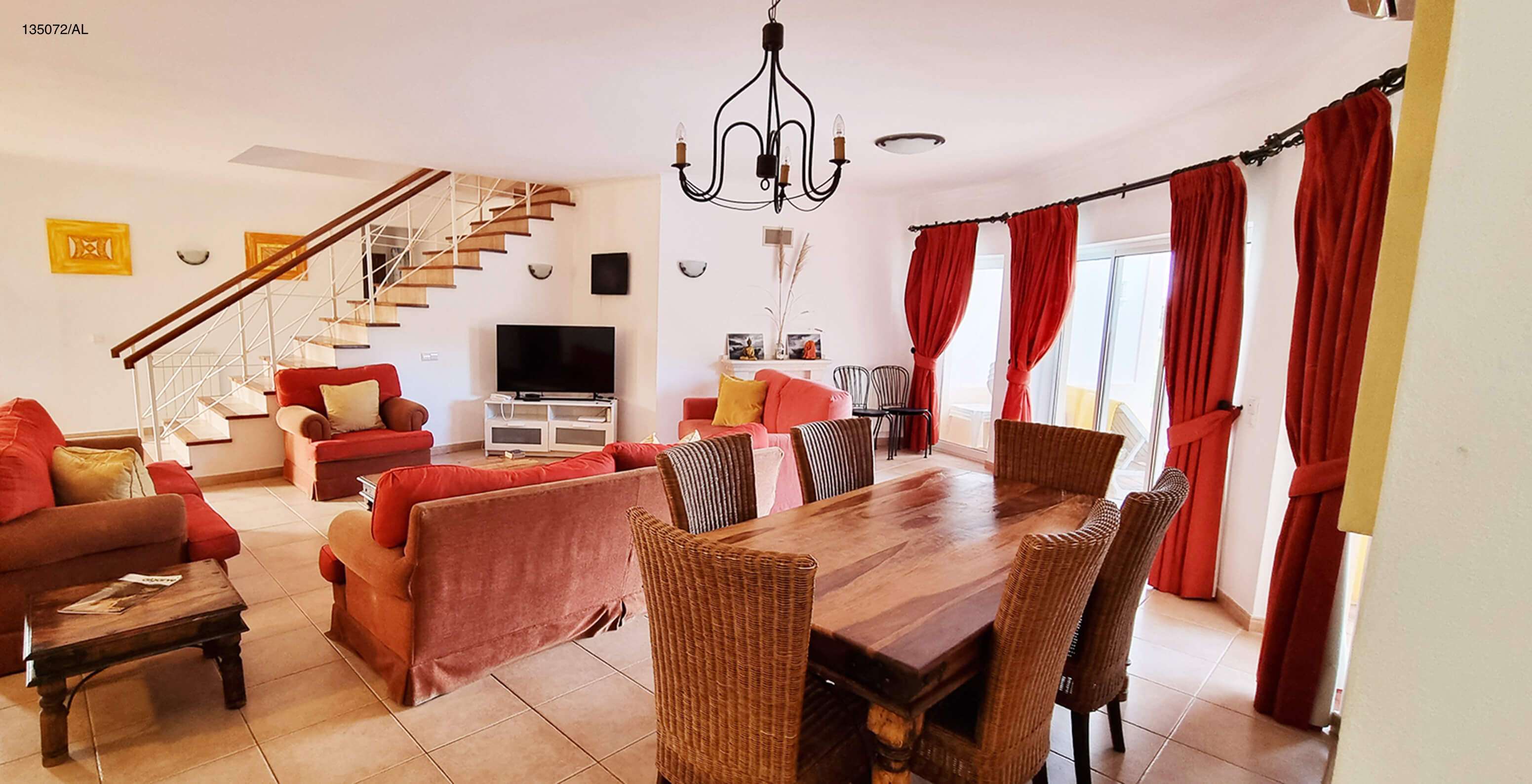 La villa Pestana Carvoeiro Golf V3 Standard dispose d'un salon avec des canapés, des fauteuils et une table avec des chaises