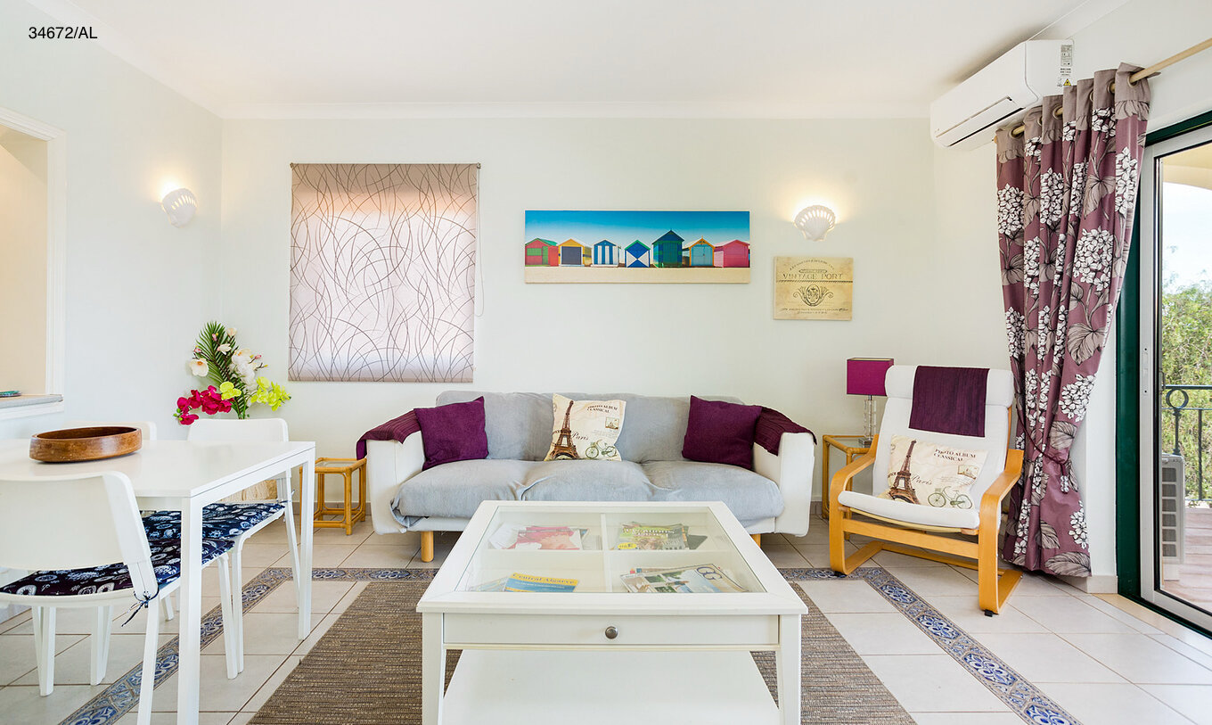 L'appartement Pestana Carvoeiro Golf T2 Superior dispose d'un salon avec un canapé, une table à manger et des chaises