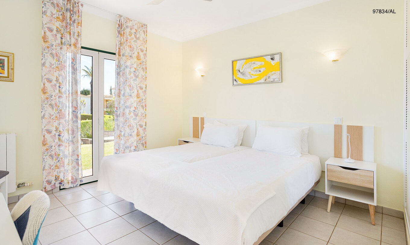 L'appartement Pestana Carvoeiro Golf T2 Superior dispose d'une chambre avec deux lits simples et une table de chevet