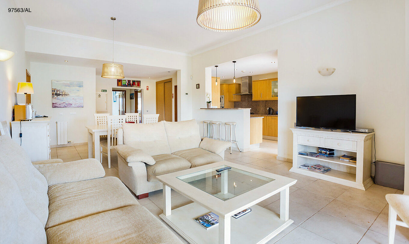 L'appartement Pestana Carvoeiro Golf T3 Superior dispose d'un salon avec deux canapés, une table basse et une télévision