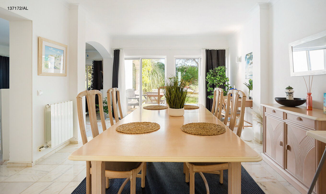 La villa Pestana Carvoeiro Golf V3 Standard dispose d'une salle à manger avec une grande table en bois et des chaises