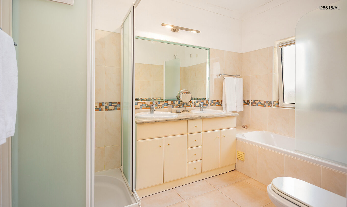 La villa Pestana Carvoeiro Golf V3 Superior dispose d'une salle de bain avec baignoire, douche et lavabo avec miroir