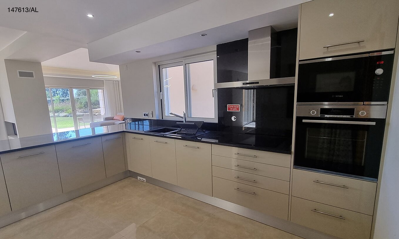 La villa Pestana Carvoeiro Golf V5 Superior dispose d'une cuisine moderne avec des appareils