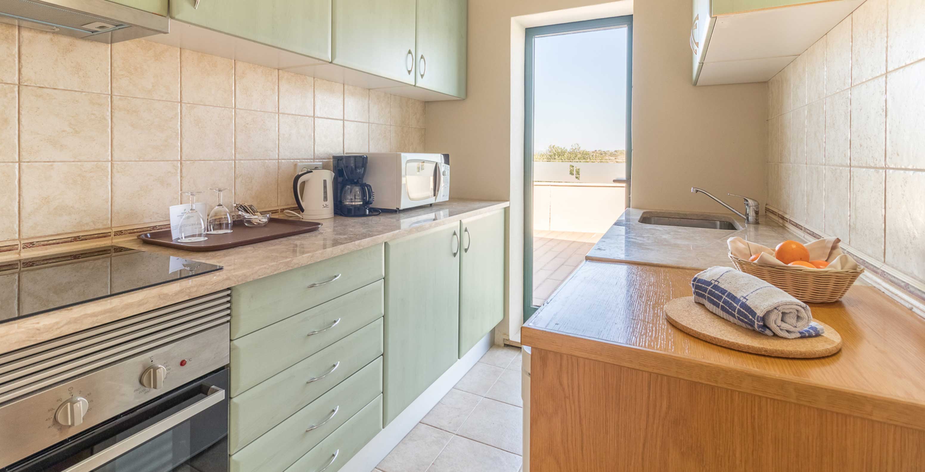 Le studio du Pestana Gramacho Residences dispose d’une cuisine moderne avec électroménagers et accès au balcon