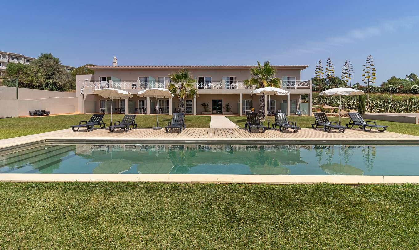 Chambre Classique Vue Piscine dans maison moderne avec piscine – Pestana Gramacho Residences