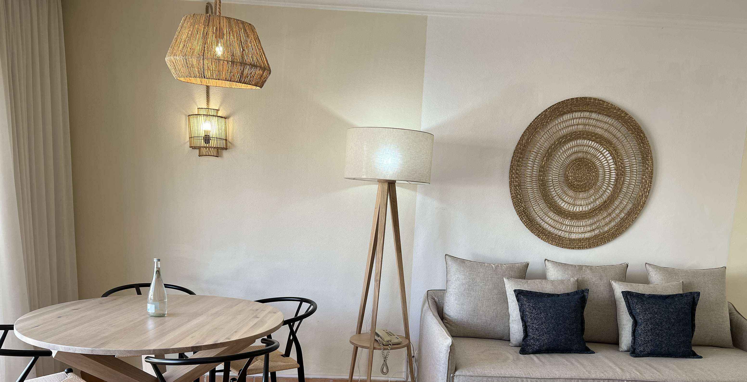 L'Appartement T1 Standard du Pestana Palm Gardens a un salon avec canapé et coussins et une table ronde