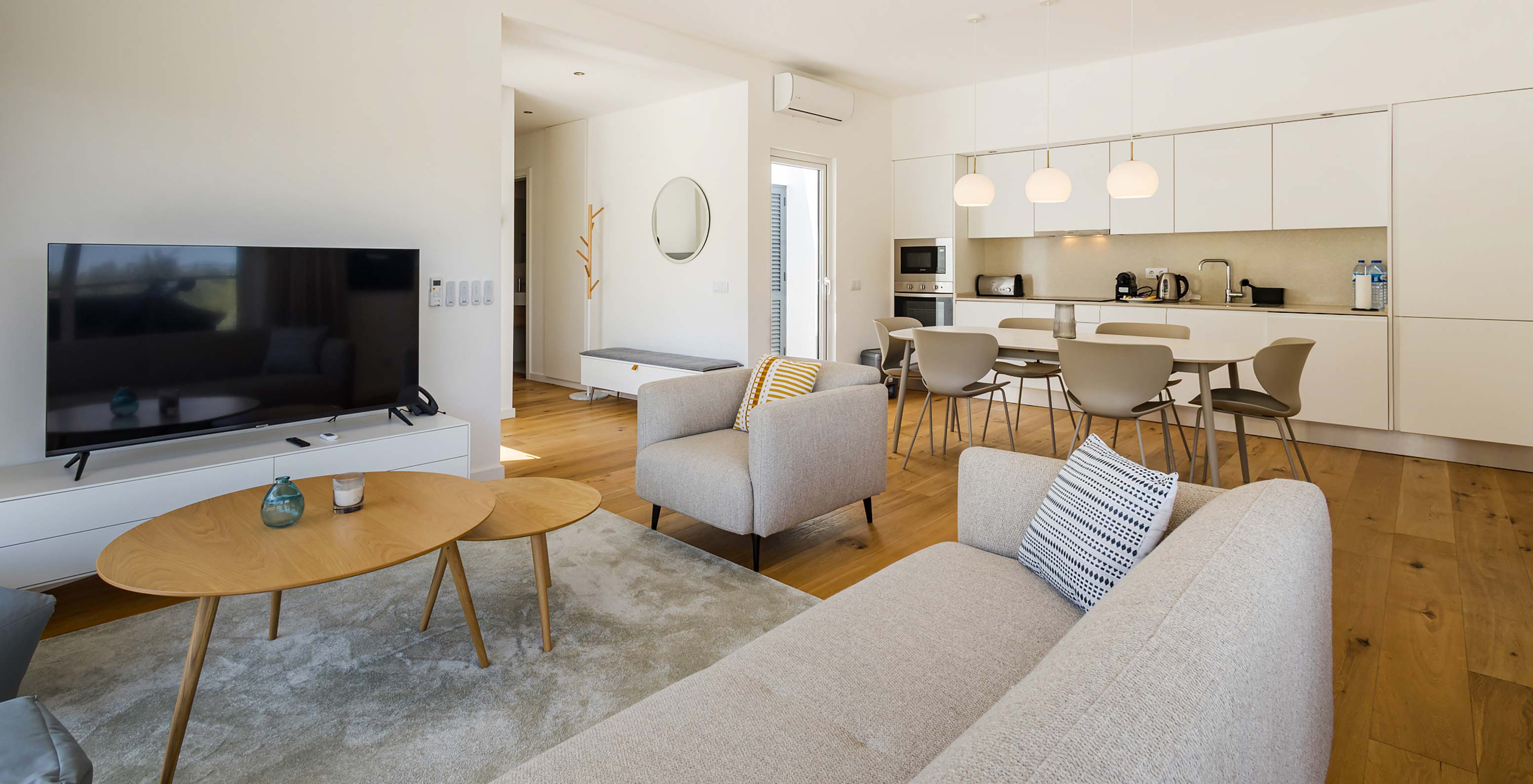 Villa du Pestana Valley Nature Village avec une table à manger, un canapé et une télévision