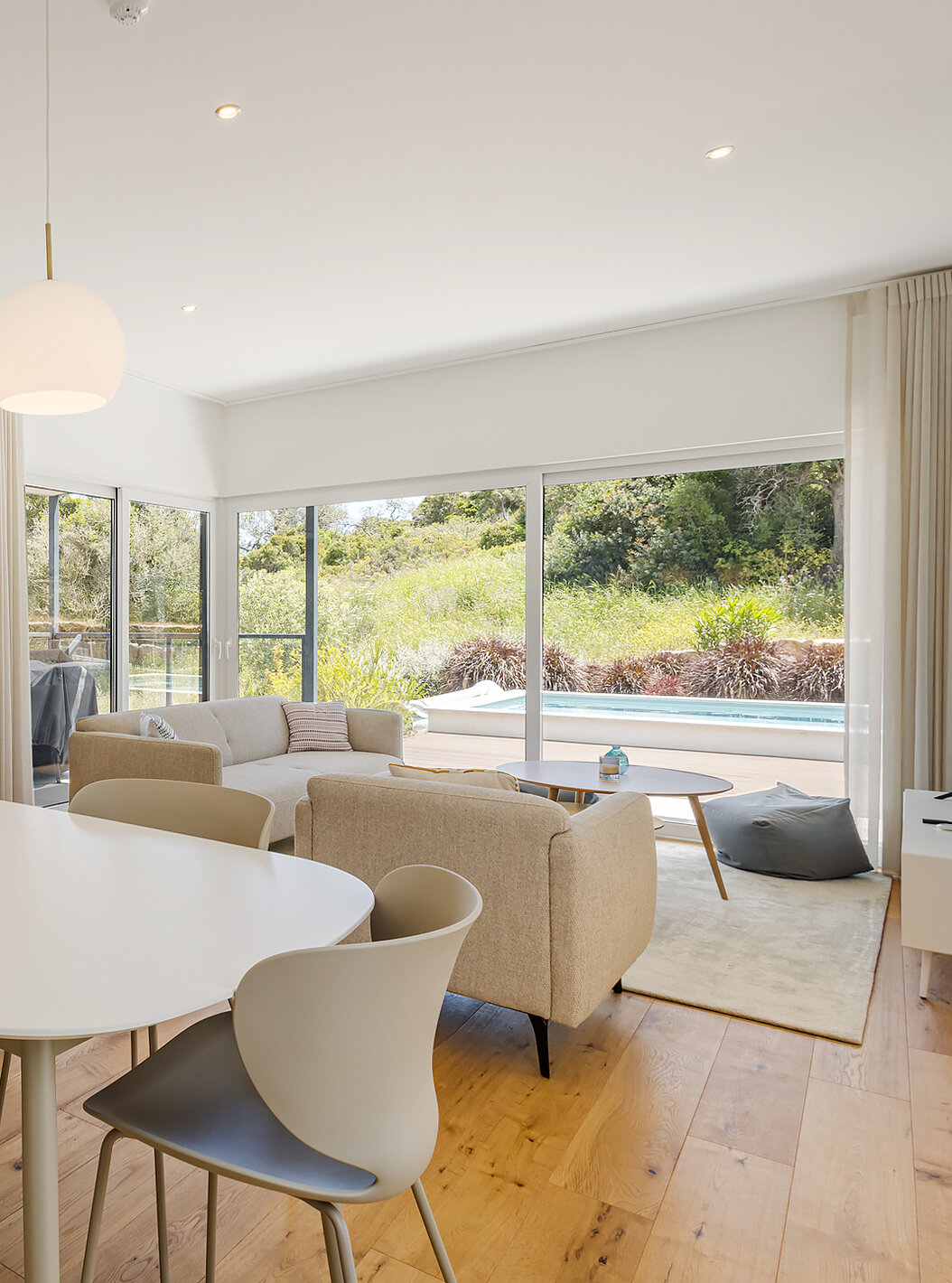 Villa Premium 3 chambres - 6 adultes du Pestana Valley dispose plusieurs canapés avec une vue sur l'extérieur