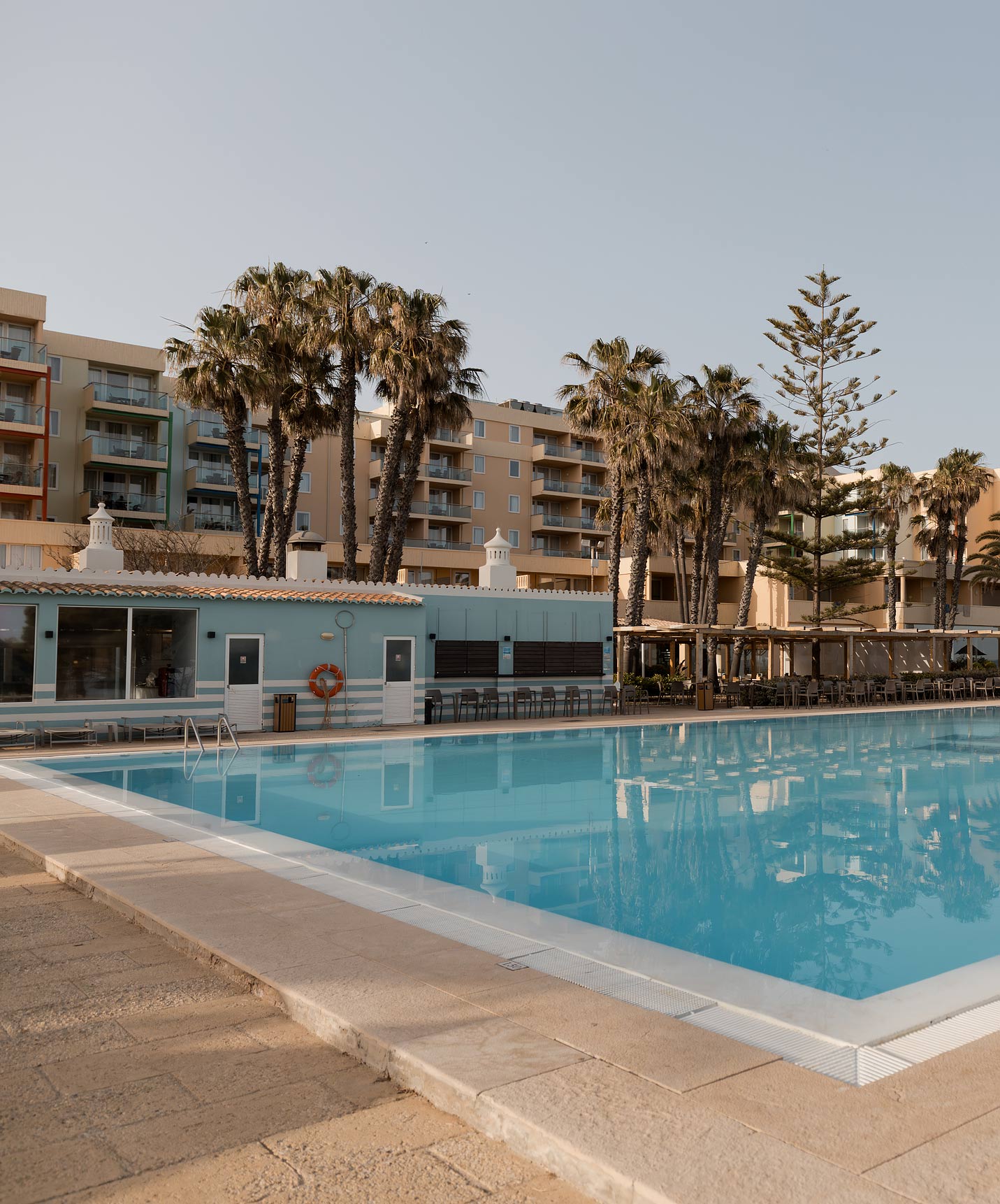 Piscine extérieure du Pestana Viking, hôtel à Armação de Pêra, avec restaurant et entourée de palmiers