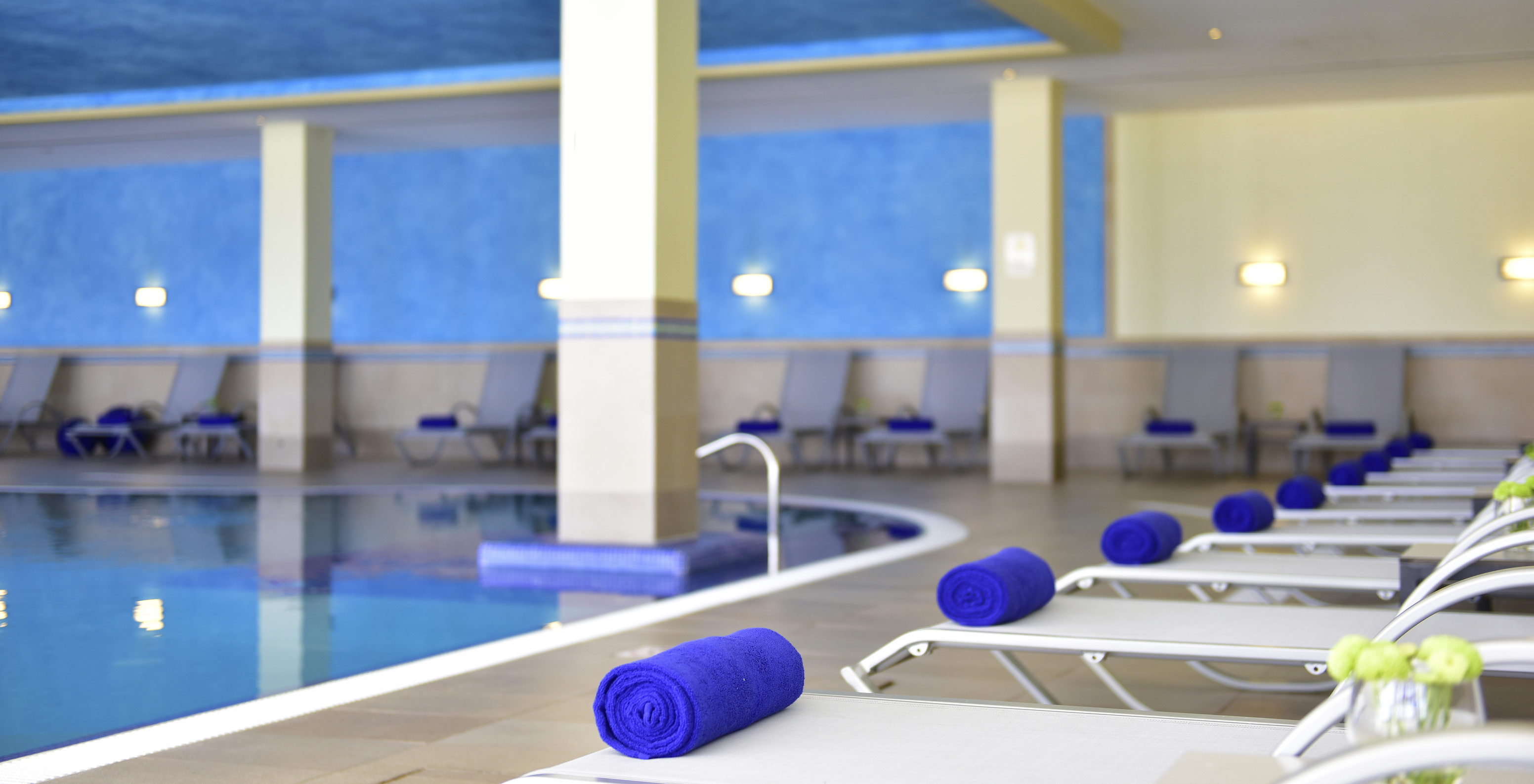 Piscine intérieure du Pestana Viking, avec plusieurs transats et serviettes à disposition