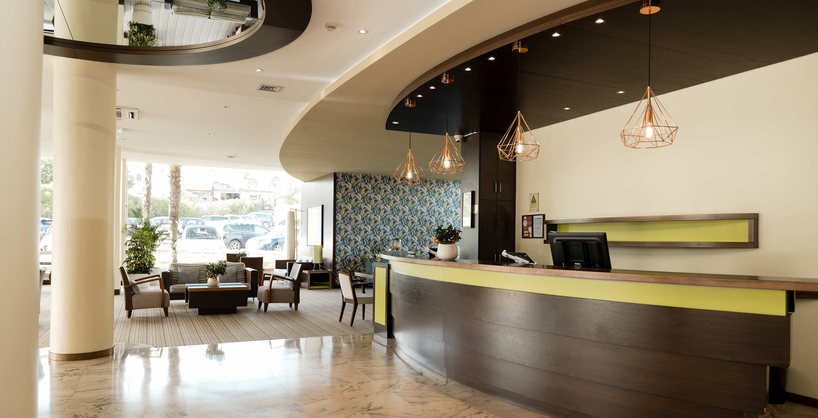 Réception de l'hôtel avec piscine à Armação de Pêra, lounge lumineux, fauteuils et canapés confortables