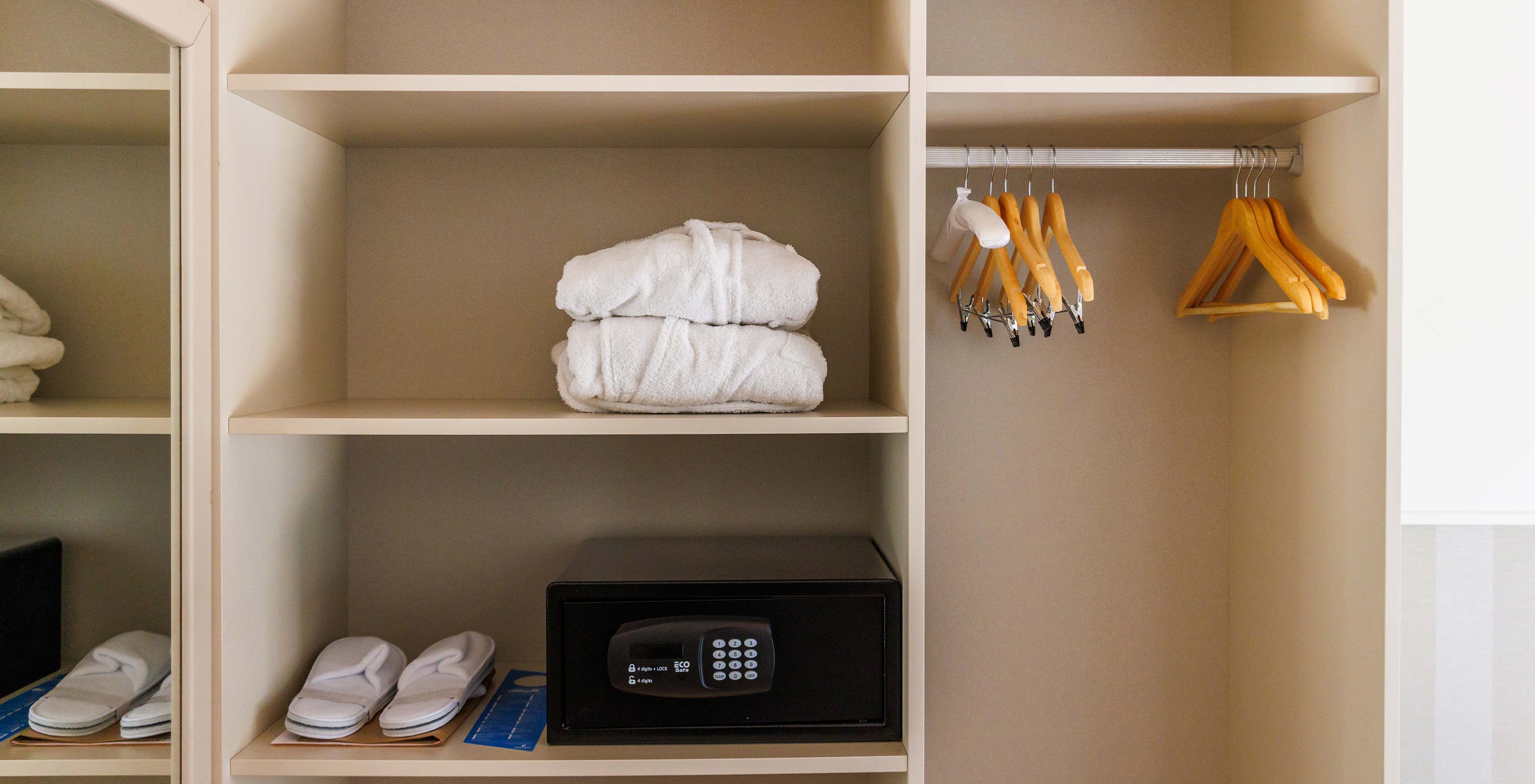 Le Classique Vue Jardin du Pestana Vila Sol - Vilamoura a armoire avec coffre, deux peignoirs et chaussons