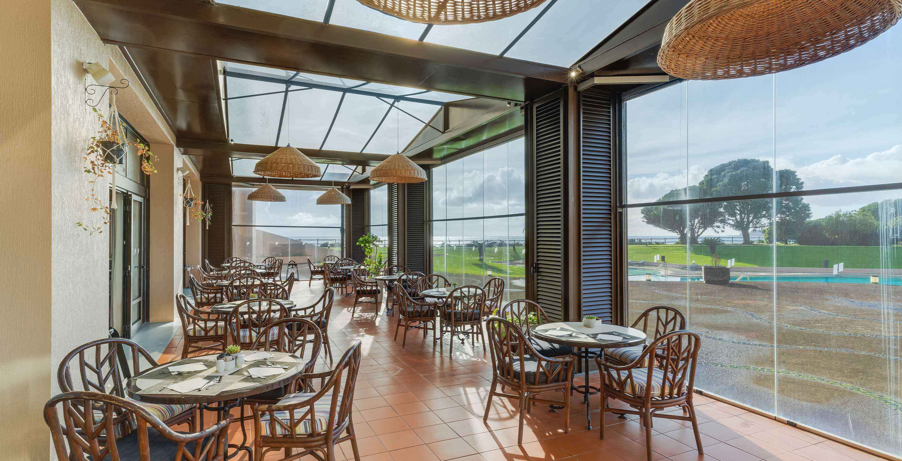 Le restaurant Lugar da Praia, à l'Hôtel 4 étoiles aux Açores, a une terrasse couverte pour manger près de la piscine