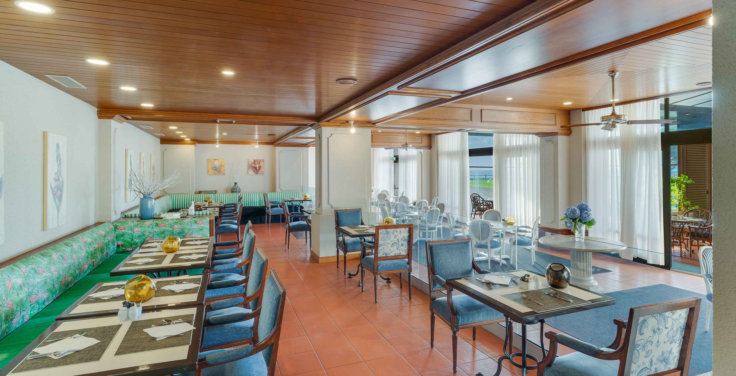 Intérieur du restaurant Lugar da Praia au Pestana Bahia Praia avec tables dressées, chaises et décoration moderne