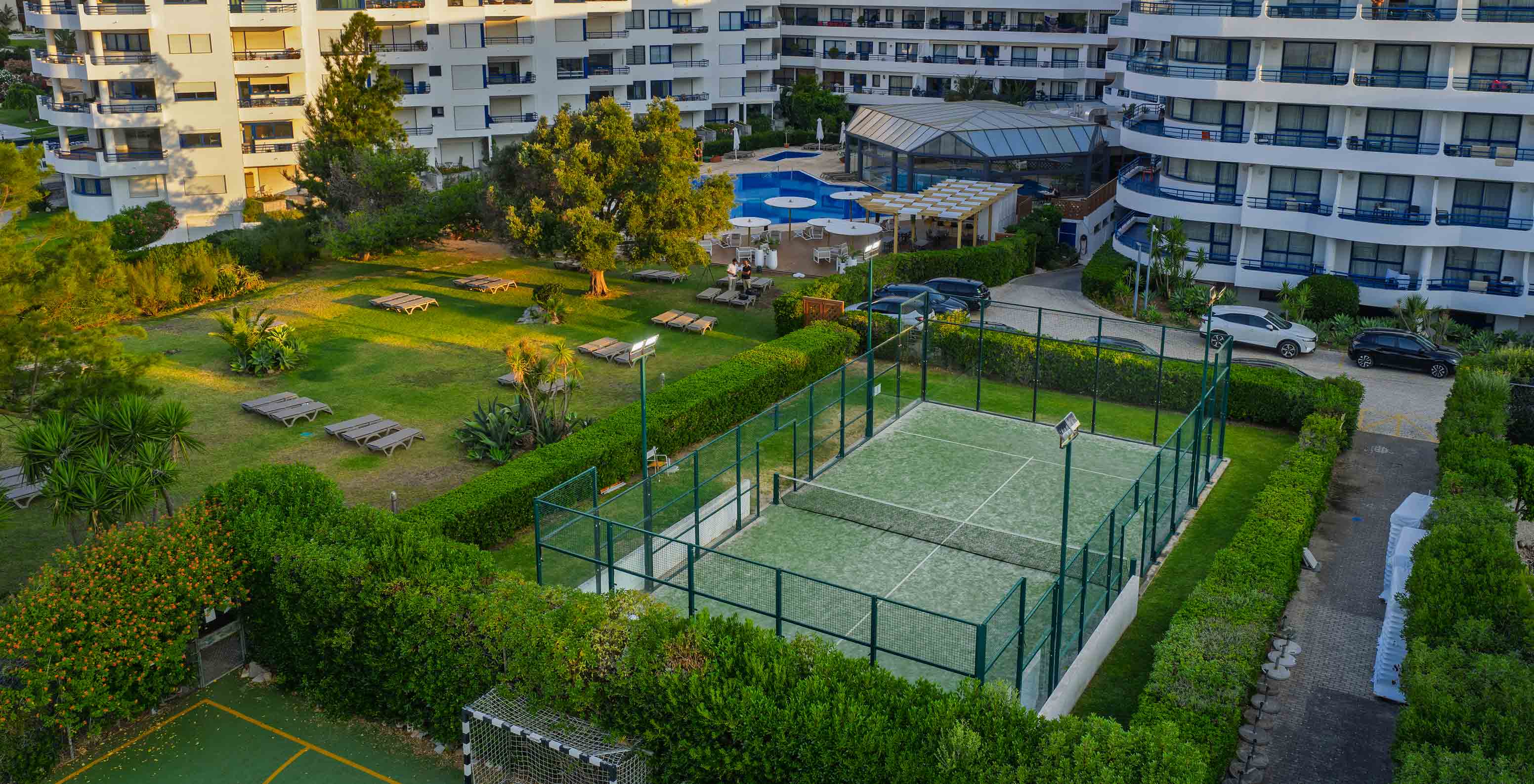 Le Pestana Cascais, un hôtel en bord de mer avec piscine et spa, possède un court de tennis dans la zone du jardin