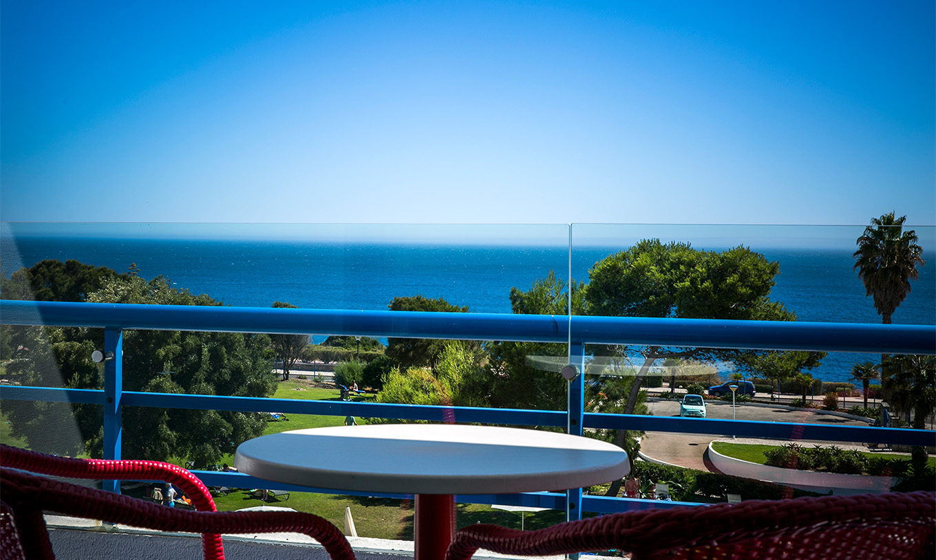 La chambre Deluxe Vue Mer du Pestana Cascais a un balcon, avec table et chaises, avec vue sur la mer