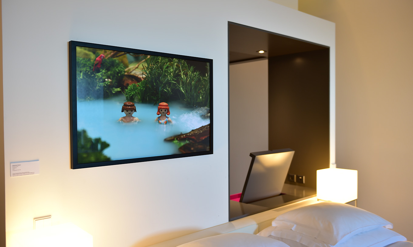 La Junior Suite Art District du Pestana Cidadela Cascais a un tableau coloré avec des éléments Playmobil au mur