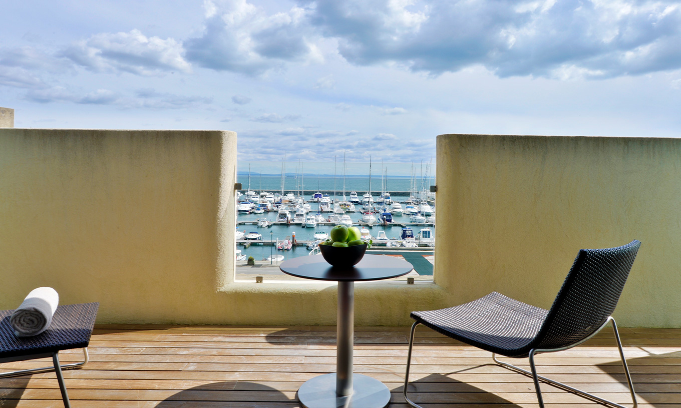 La Chambre Double Superior du Pestana Cidadela Cascais a un balcon avec une table et une chaise, vue sur la mer