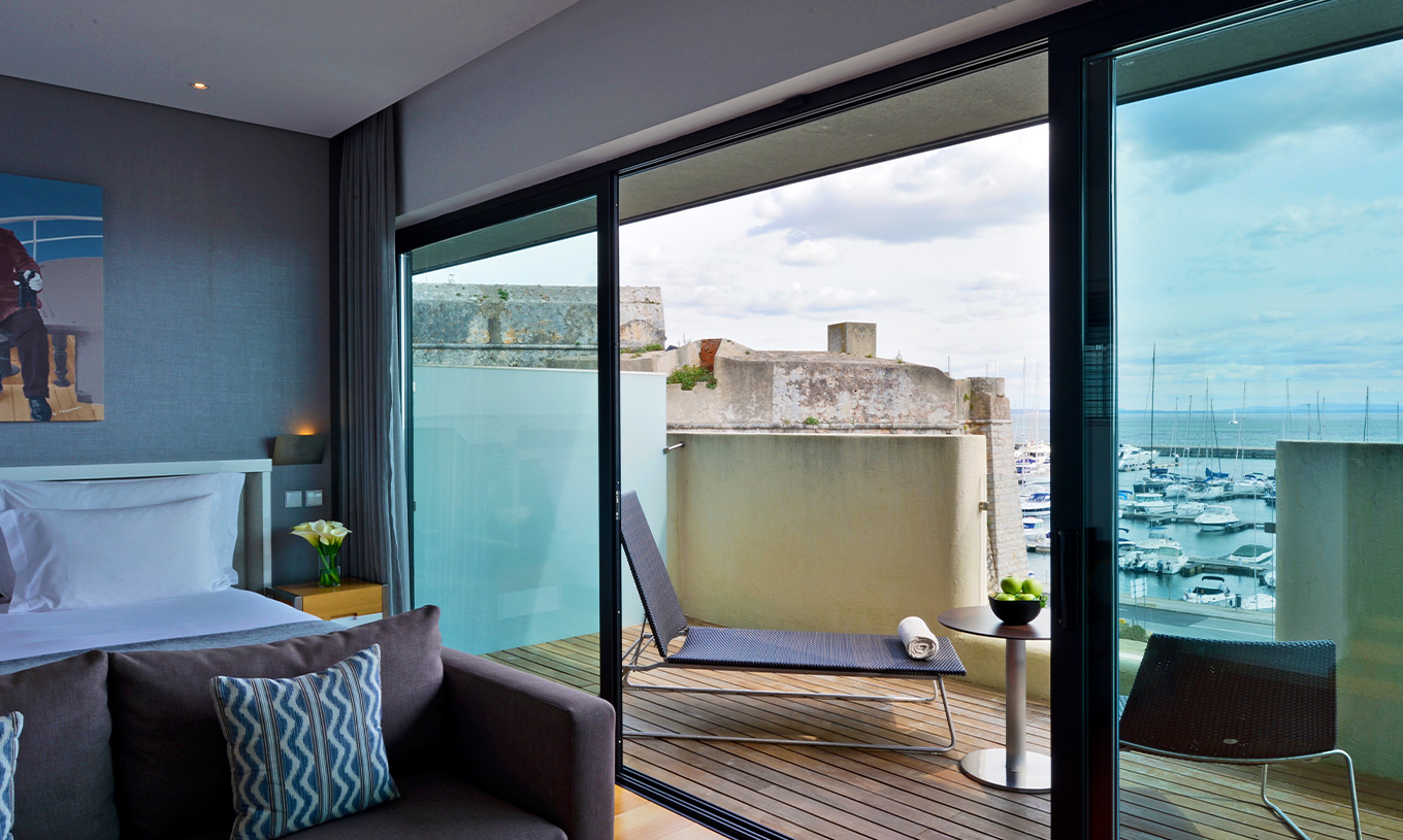 La Chambre Double Superior du Pestana Cidadela Cascais a un balcon avec une terrasse et un transat avec vue sur la mer