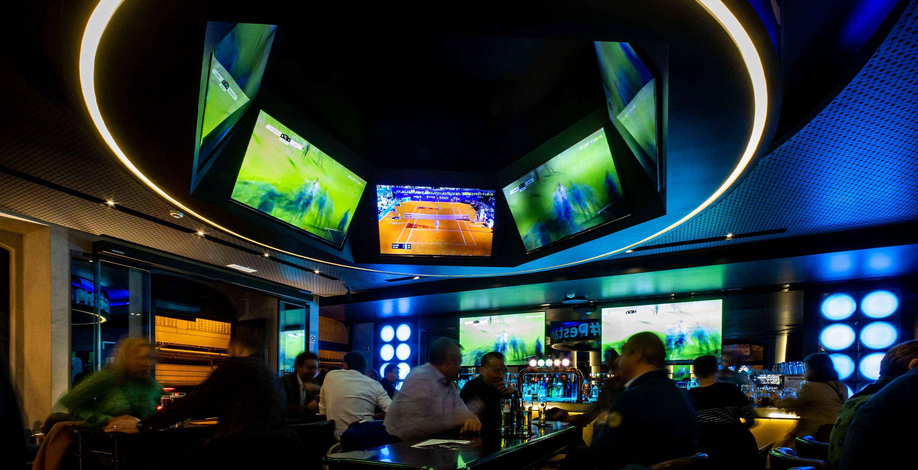 Au bar Corner, à l'Hôtel dans le centre historique de Lisbonne, on peut voir du sport, prendre des boissons et manger