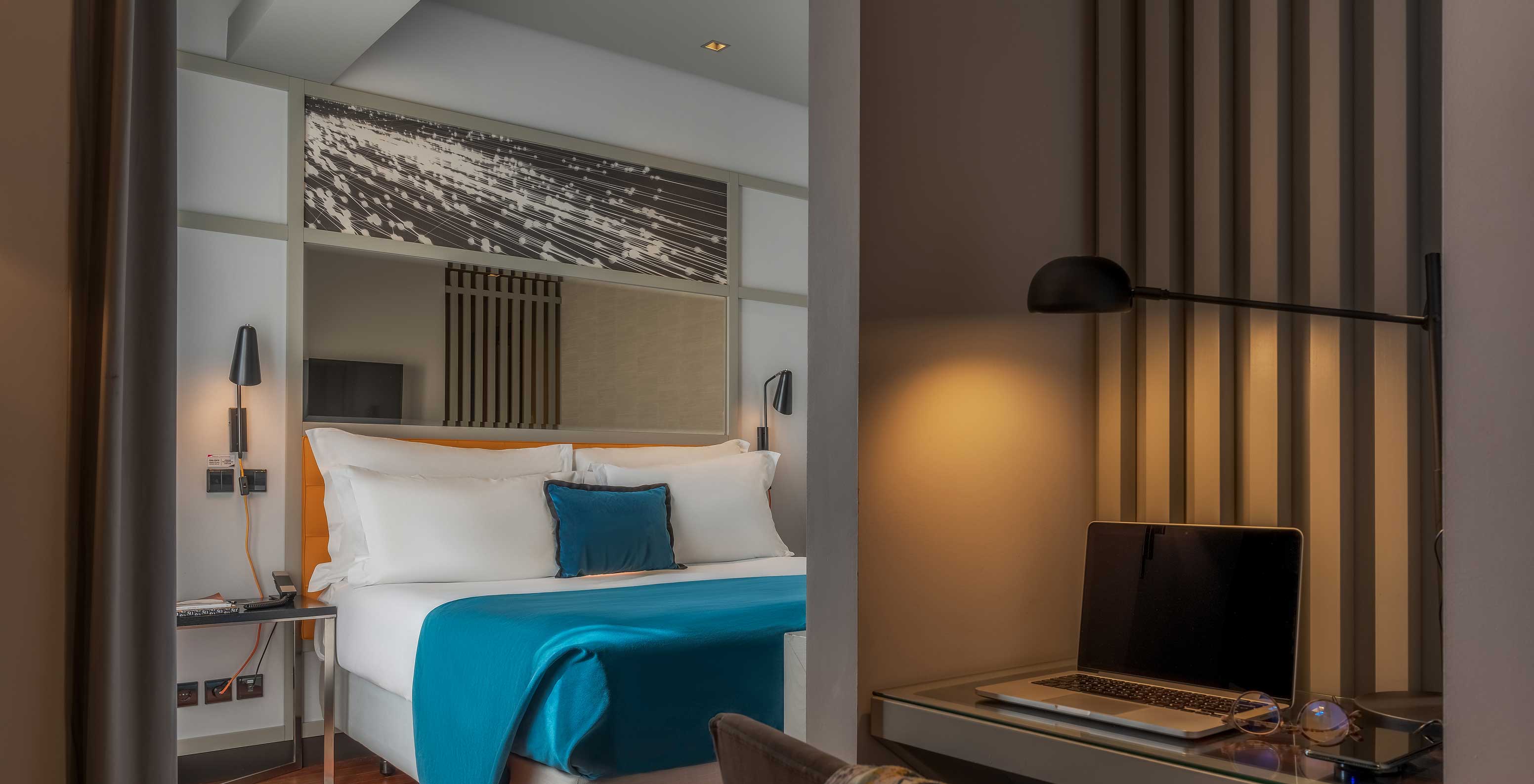 Le CR7 Supérieure Toit a un bureau et un lit double au Pestana CR7 Lisboa