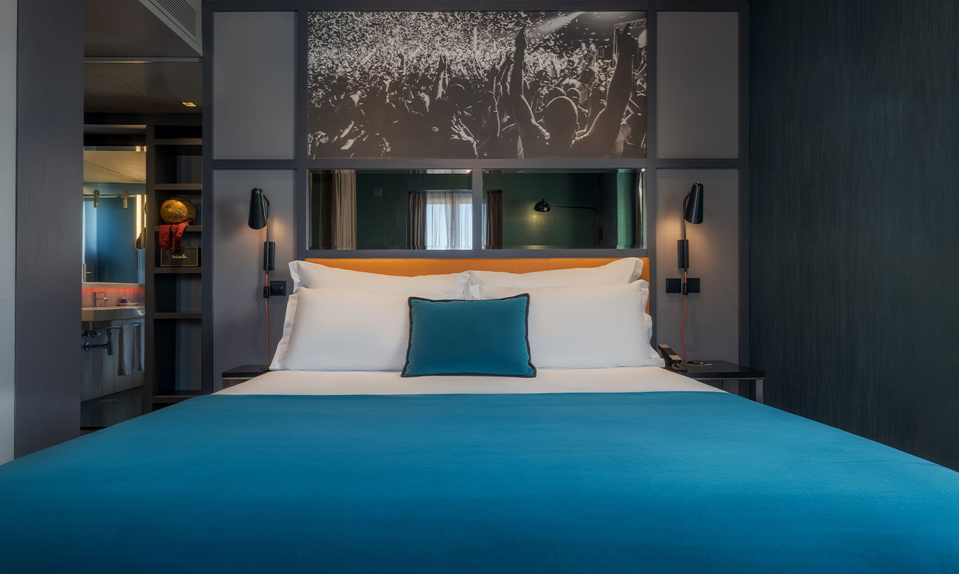 La chambre CR7 Superior Corner du Pestana CR7 Lisboa a un lit double et un miroir au-dessus du lit